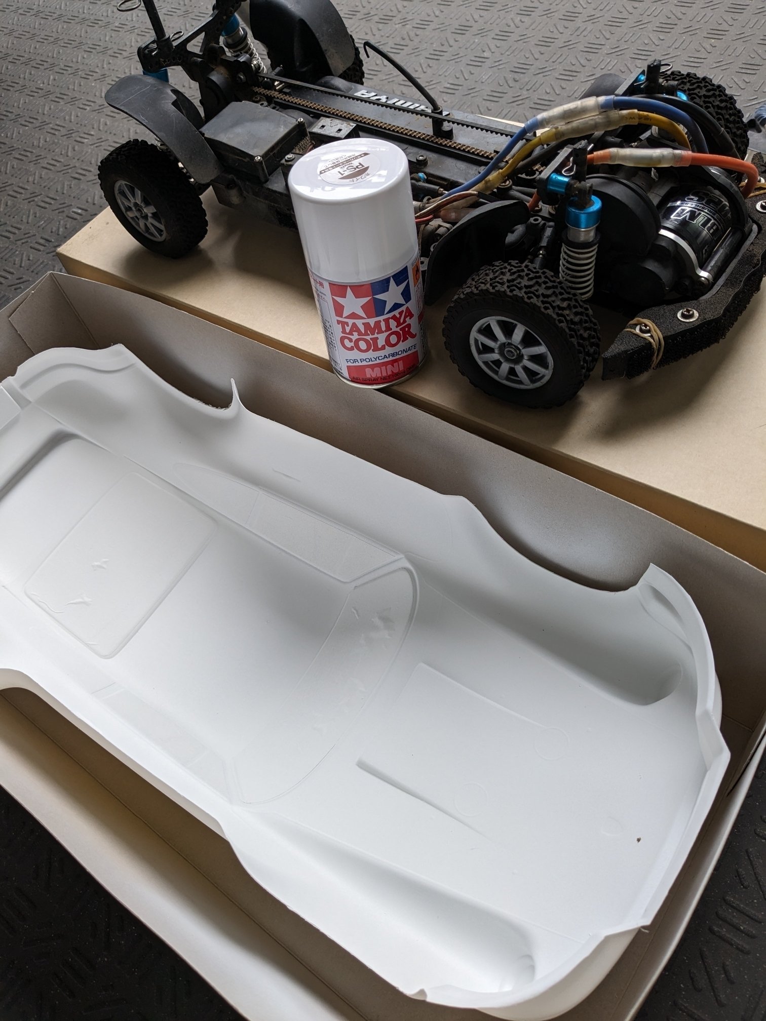 ラジコンボディのスプレー塗装、難しくない？どうやったら失敗せずに