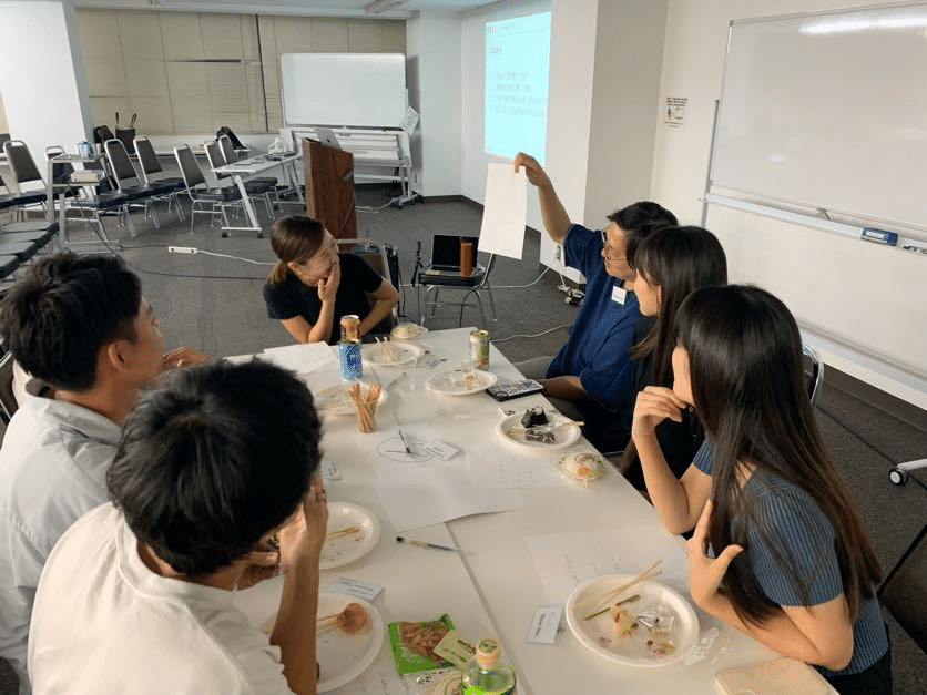 Oh!会(全社会)で何かを発表するmasaさん(右奥)