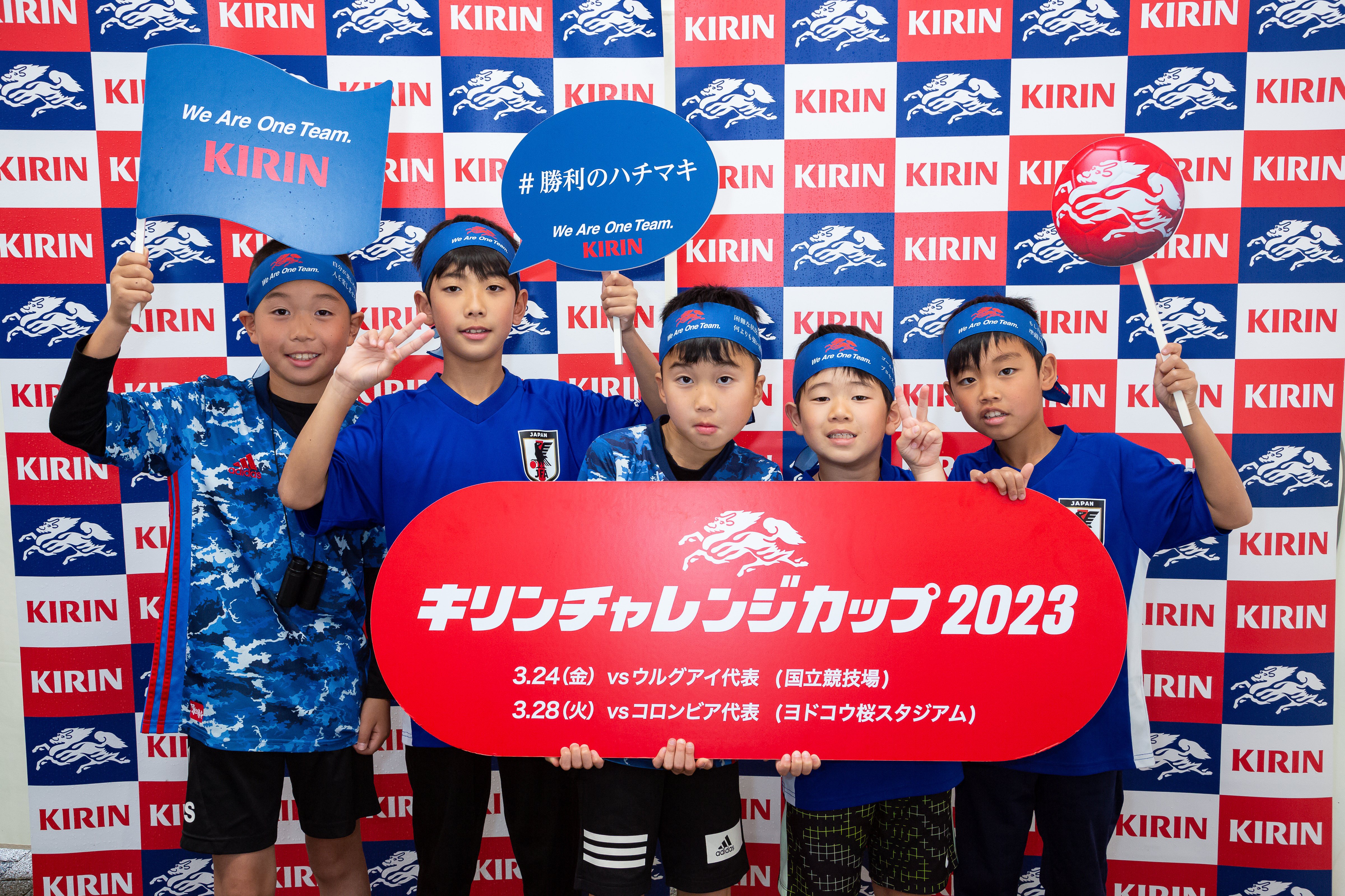サッカーで日本中の心をひとつに。13万本の「勝利のハチマキ」が
