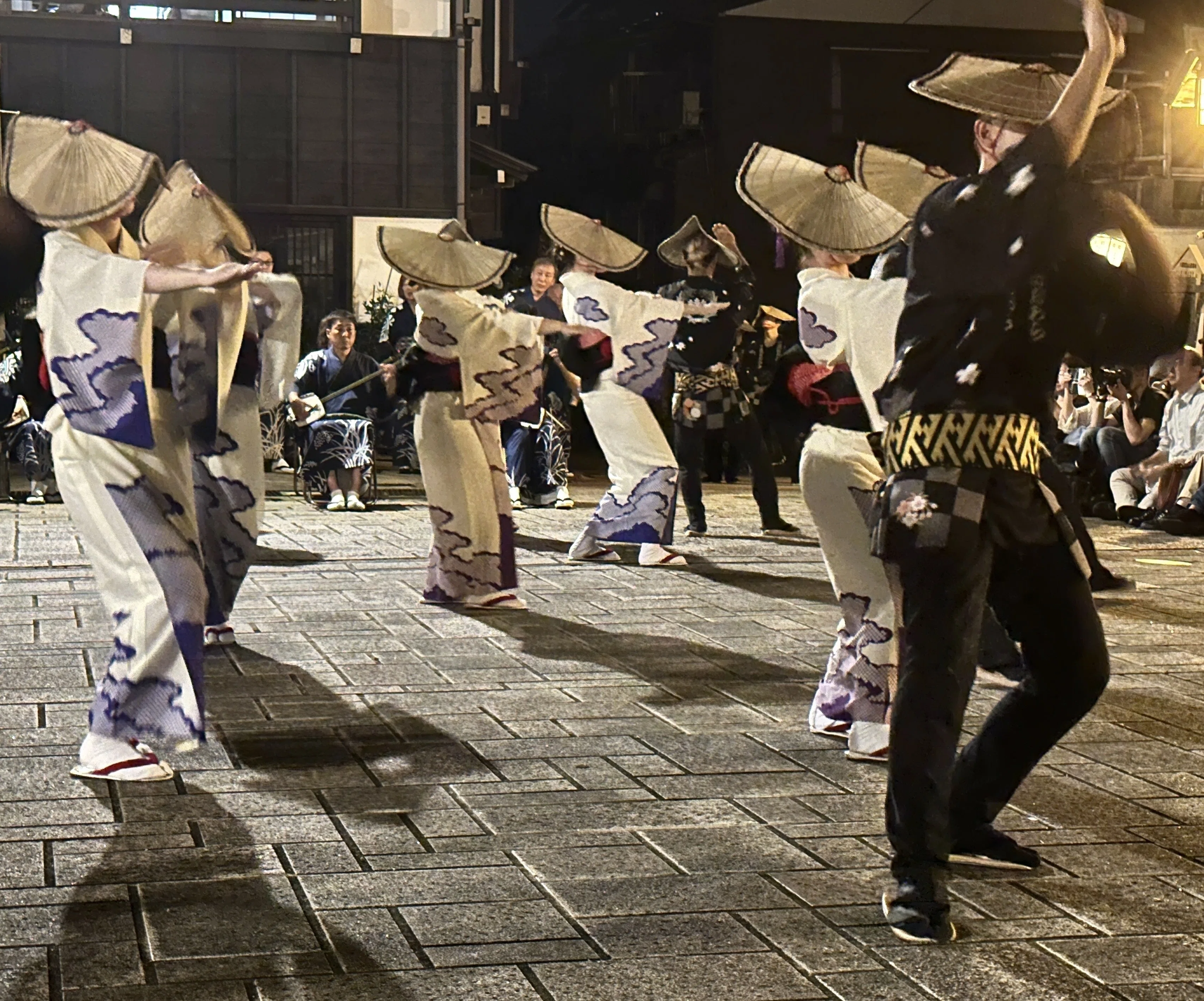 おわら風の盆――傅益瑶「日本の祭りシリーズ」 取材の現場から｜アジア