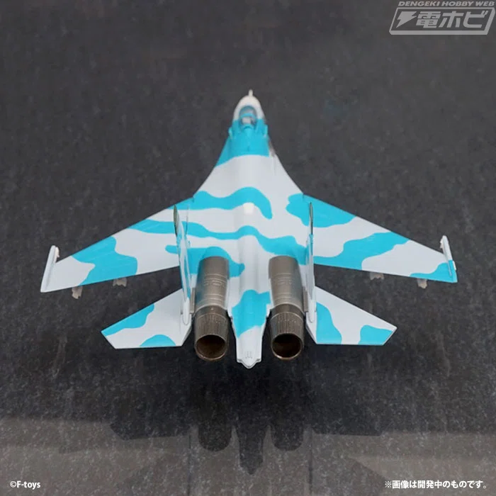 戦闘機「Su-27」「Su-30」の1/144スケール半完成組立キットが封入され 