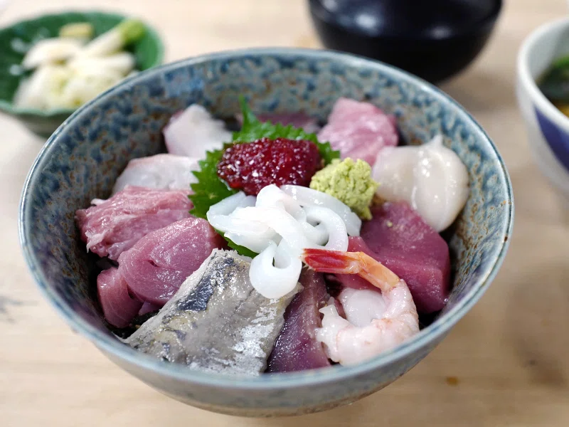 海鮮丼に鳥豆腐。銀座の昼の三州屋｜サカキシンイチロウ