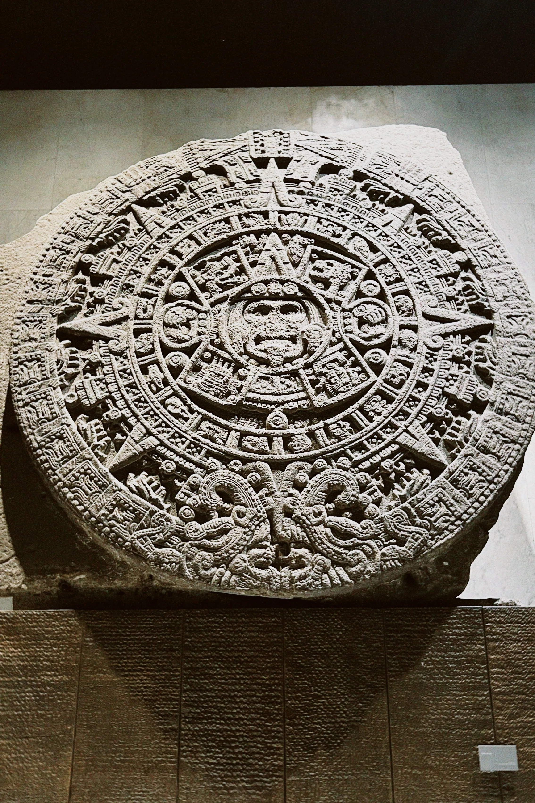 とても雰囲気があるメキシコ製、石の顔の飾り額 太陽のピラミッド」の写真と「死のディスク石彫」 - 梅田経済新聞
