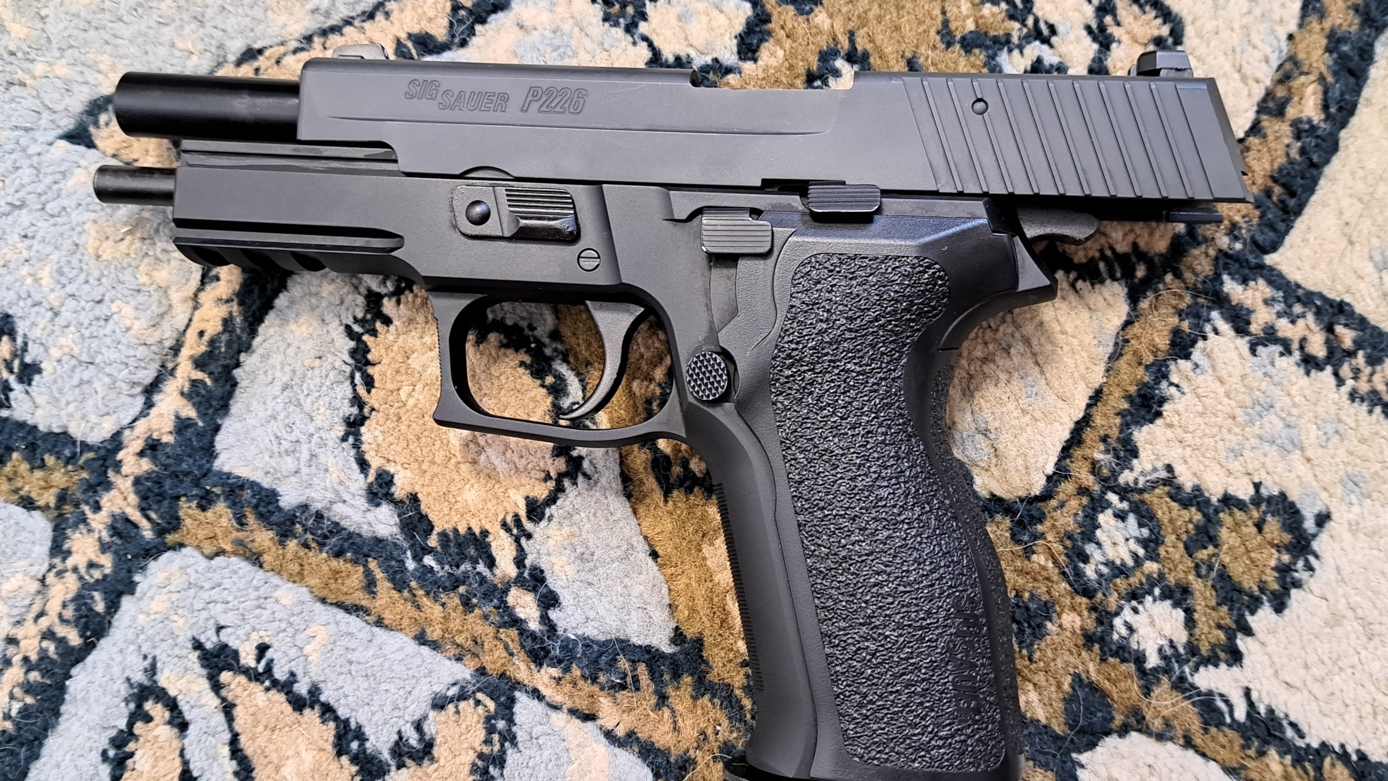 東京マルイ SIG SAUER P226 RAIL GBB ガスブロハンドガン 東京マルイ ガスブローバック SIG P226レイル | 東京マルイ