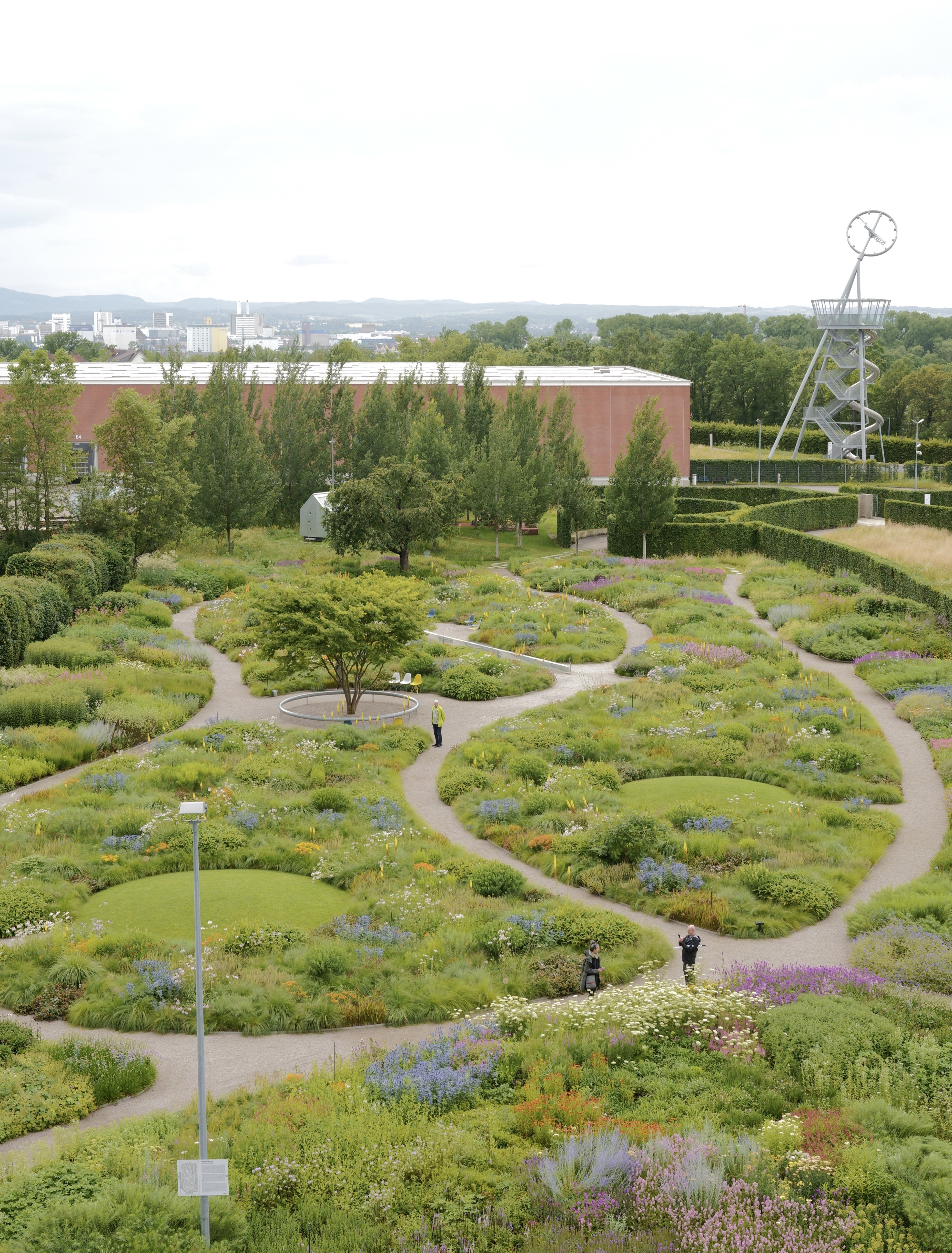 スイスで見つけたデザインのヒント – vitra campus｜TRAIL HEADS