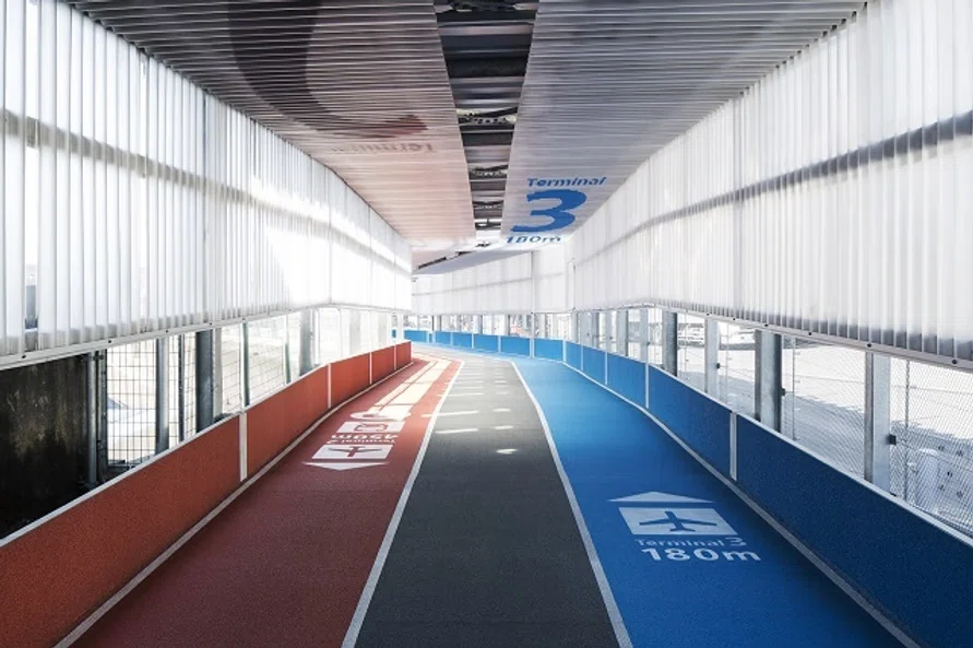 【デザイン思考】成田空港第3ターミナルへ歩く、陸上競技のトラックをイメージしたデザインの通路。