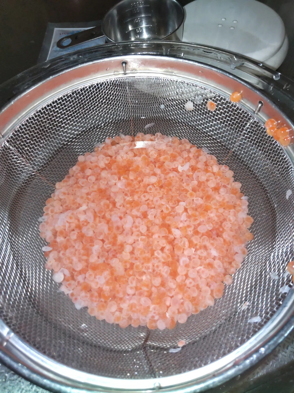 イクラの醤油漬けを作りながら｜ぼたもち