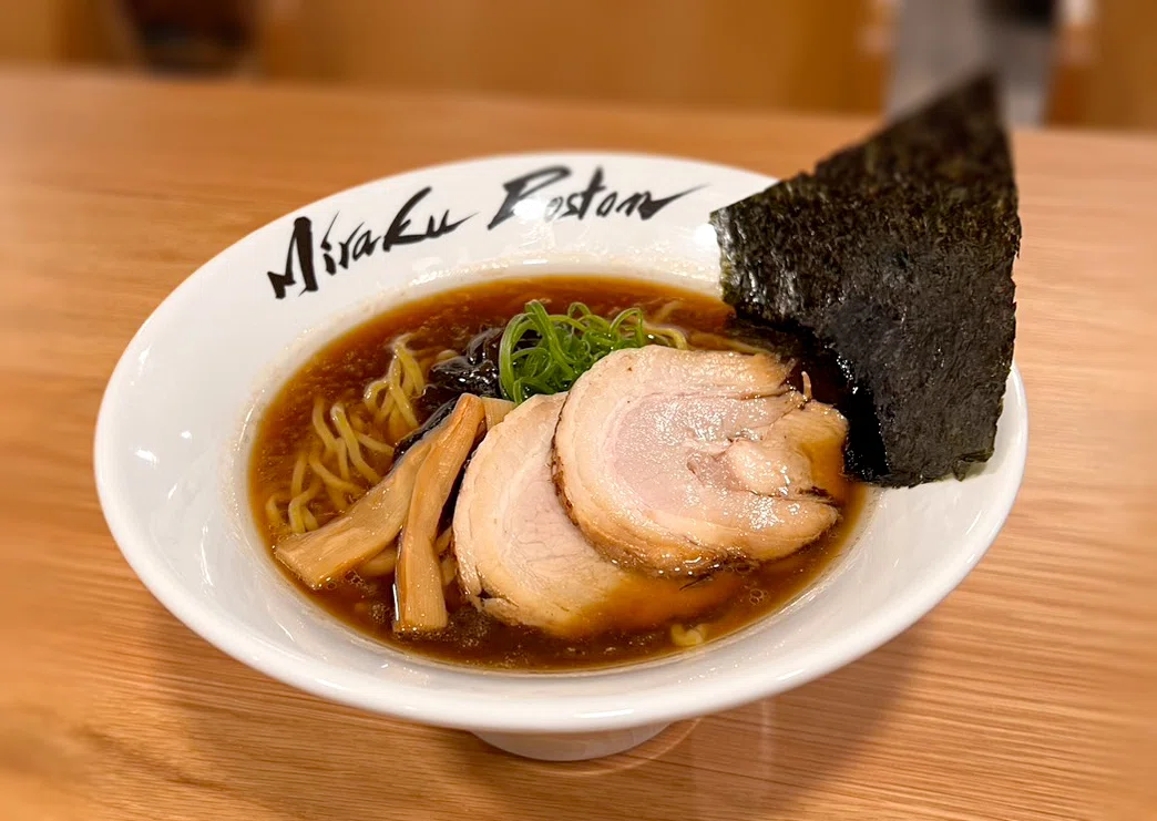 利尻らーめん味楽｣がボストンで新たな挑戦！焼き醤油ラーメンで 