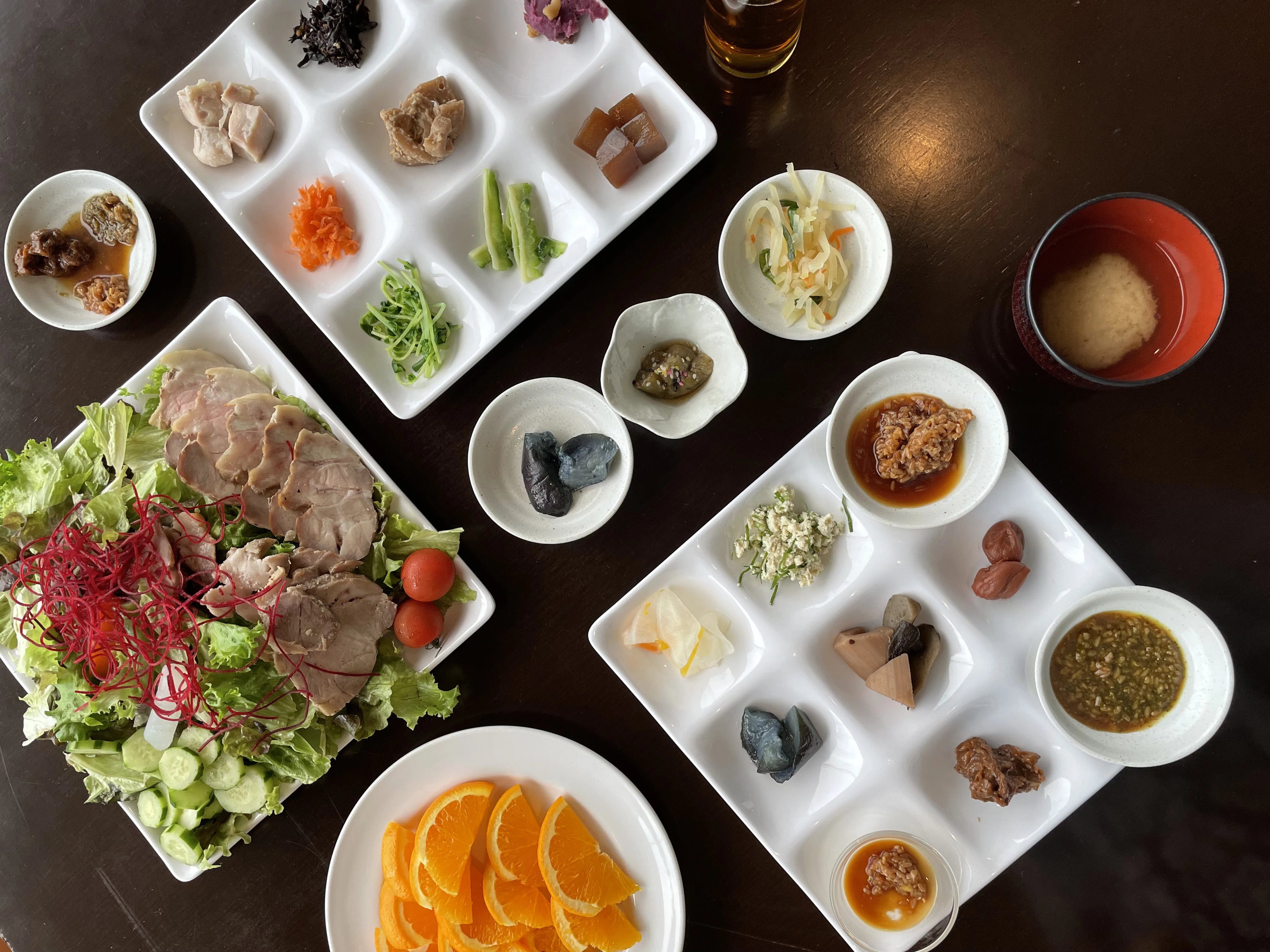 趣味食事ページ 教養として」食べ放題を扱う、様子のおかしい本を作ります
