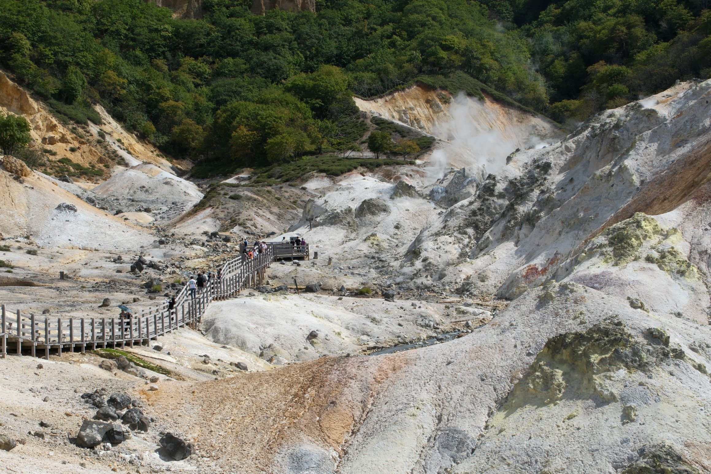北海道遺産・登別温泉地獄谷｜火山と温泉が織りなす地獄景観の物語