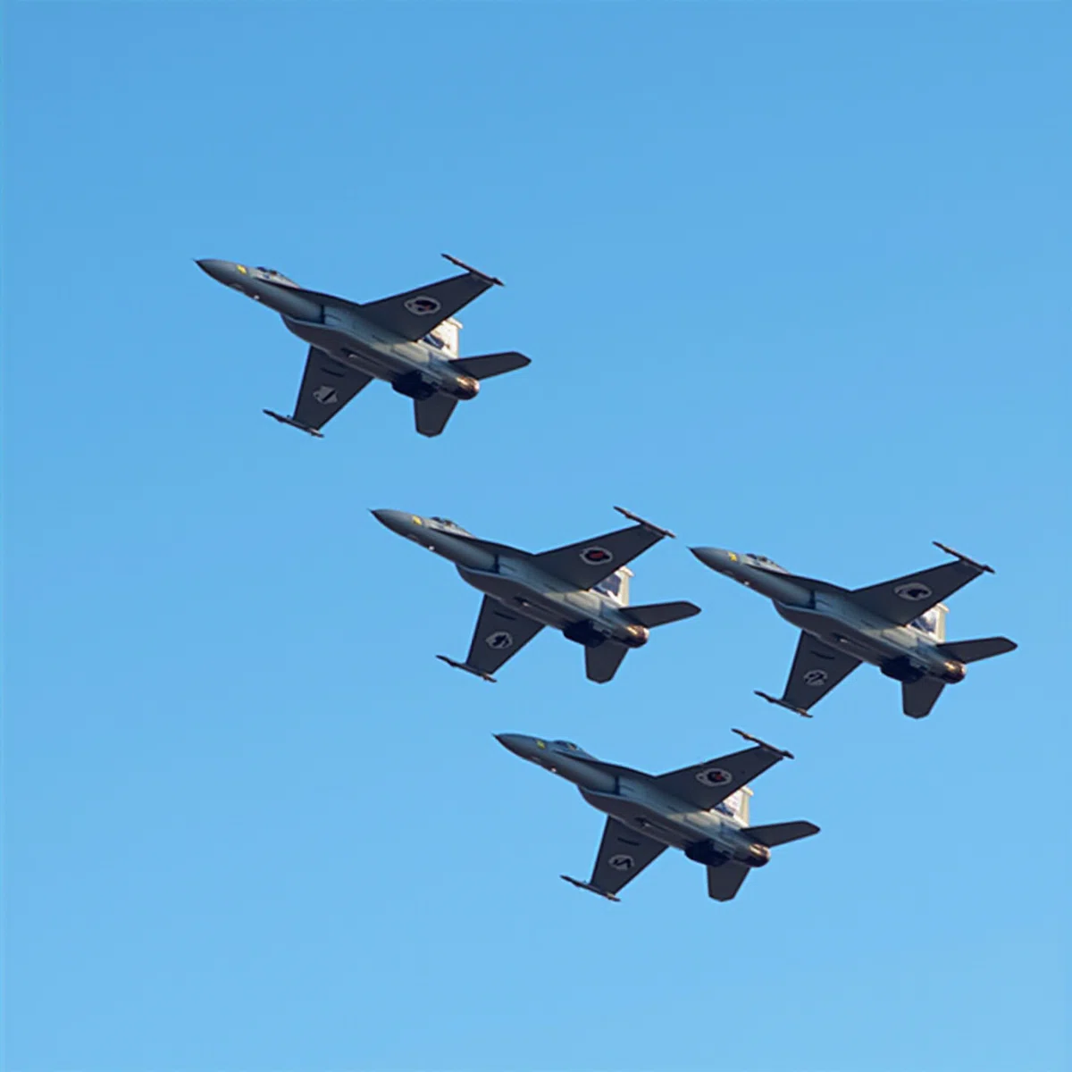 上空を編隊飛行する戦闘機の写真風のイラスト