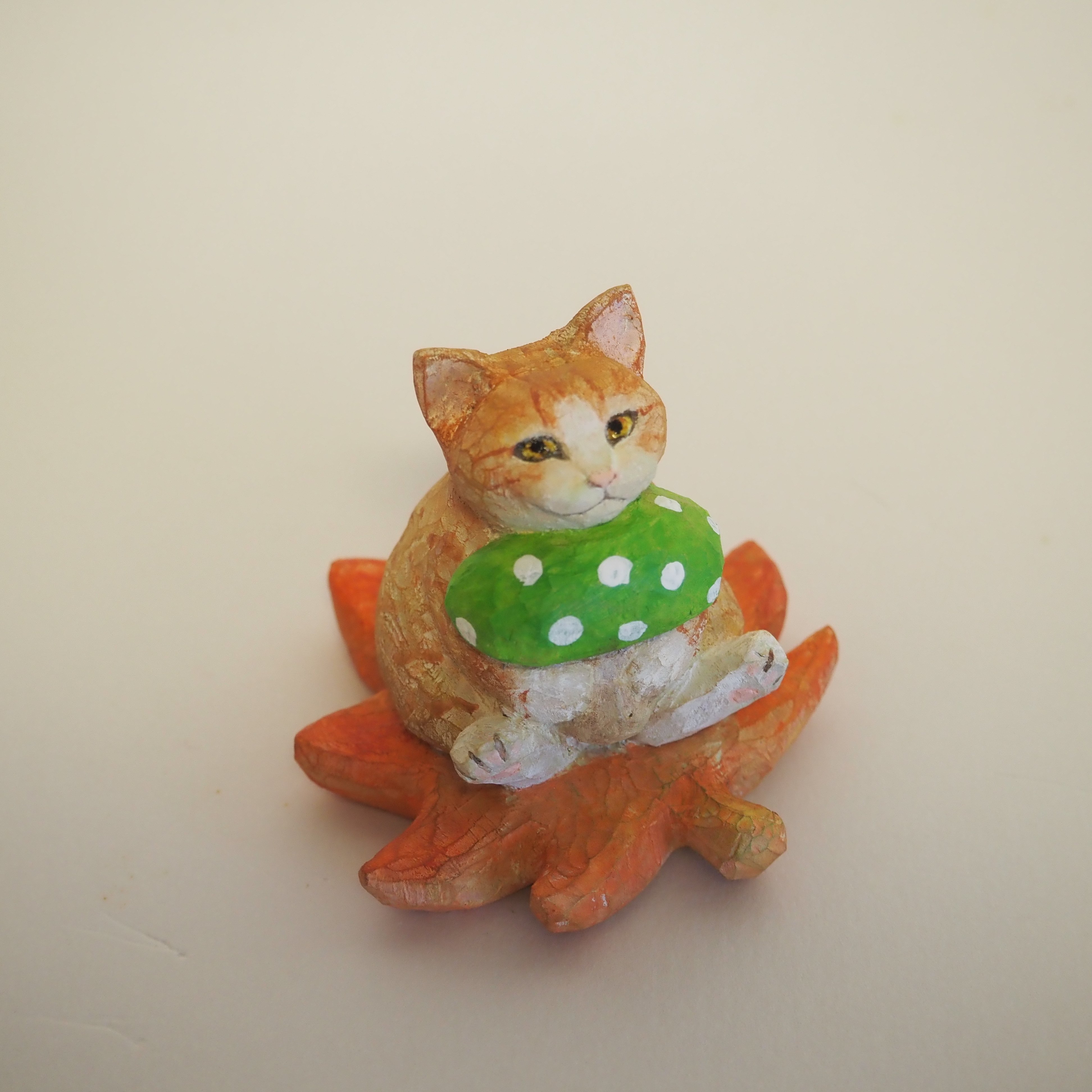 秋を楽しむ木彫りの猫たち】 工房ぽぽこ インタビュー｜Picaresque Art