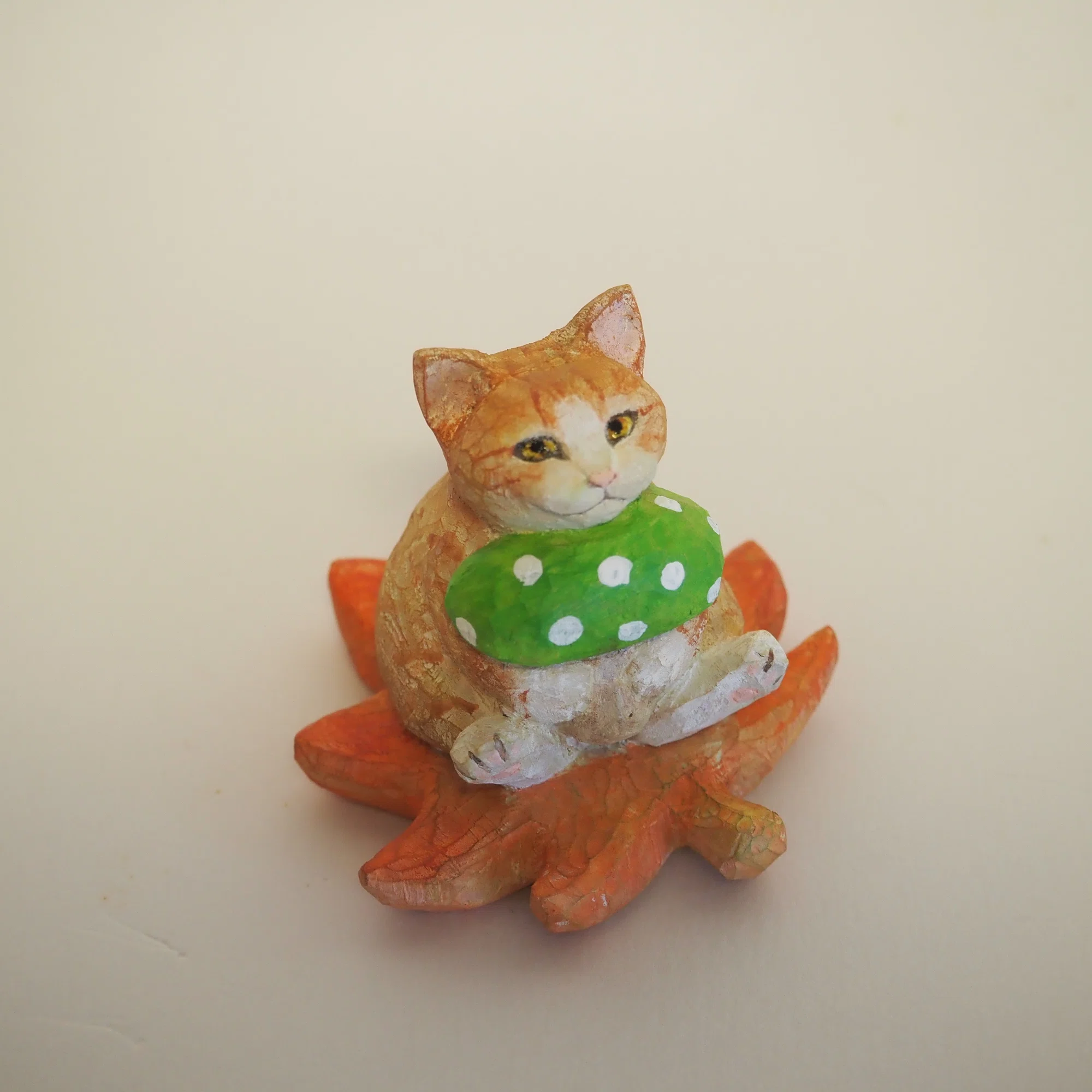 秋を楽しむ木彫りの猫たち】 工房ぽぽこ インタビュー｜Picaresque Art 