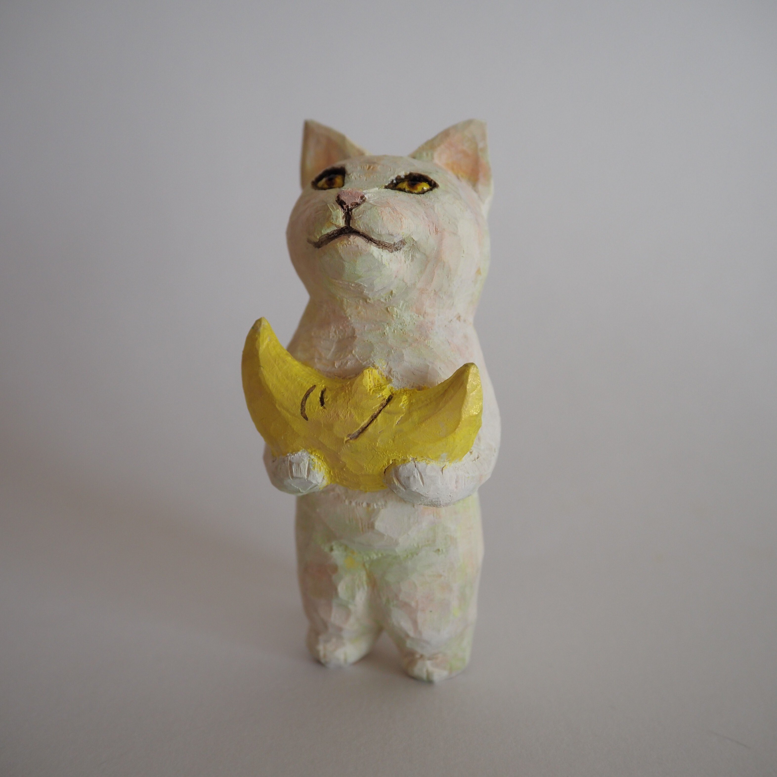 猫、木彫りの置物 (=^・^=)癒やしの微笑み！ 秋を楽しむ木彫りの猫たち】 工房ぽぽこ インタビュー｜Picaresque Art