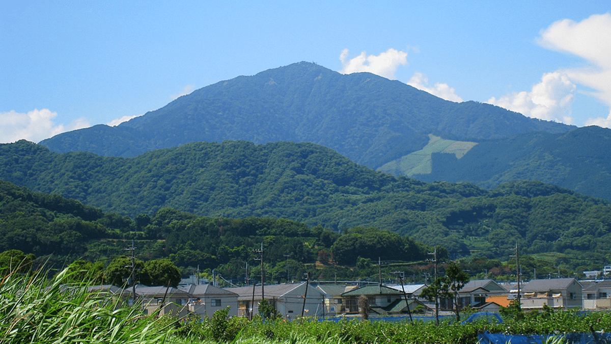 大山の写真。街から見たとても大きな大山が写されています。