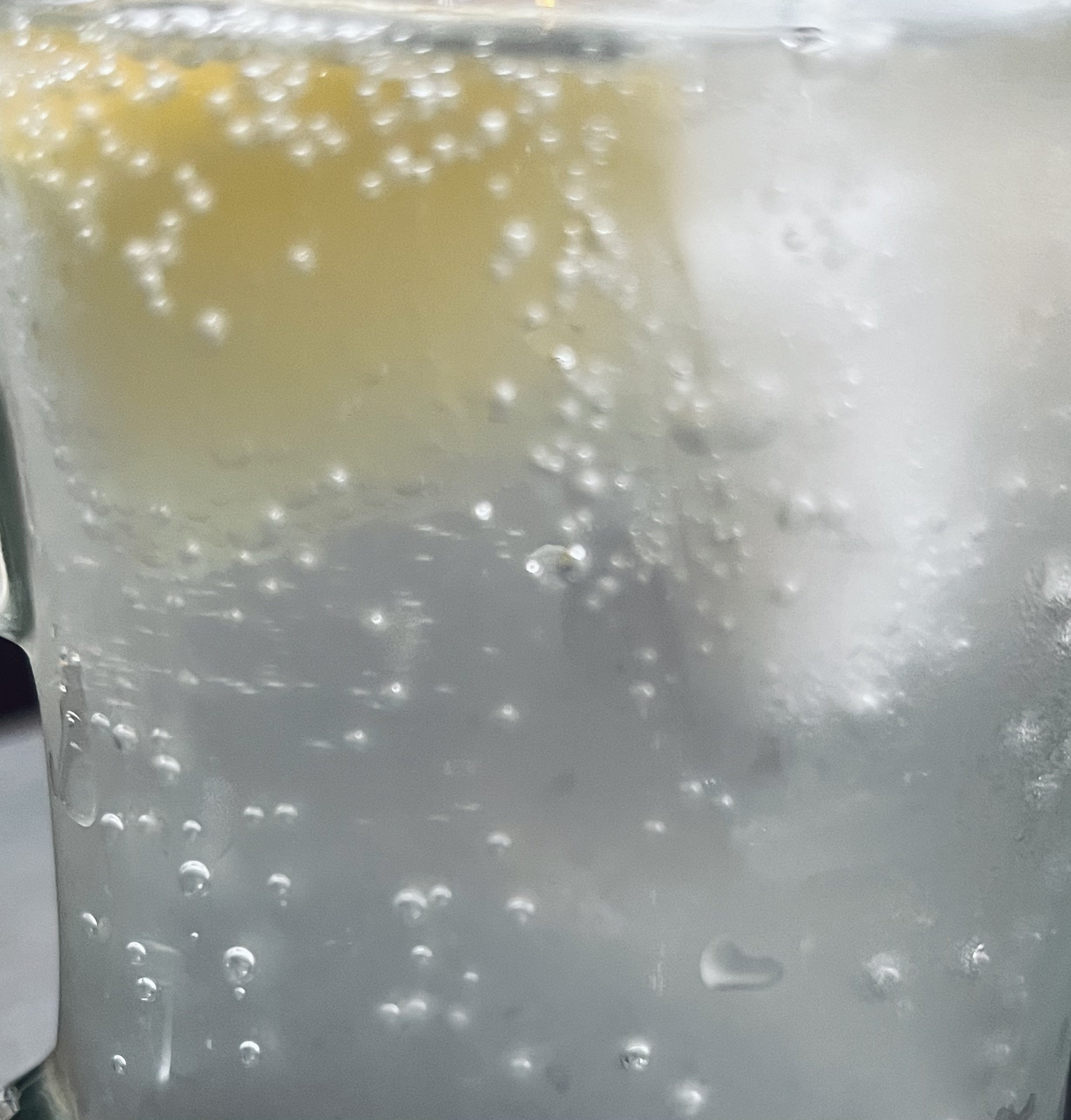 シュワシュワの炭酸水 Amazon.co.jp: サントリー 炭酸水 天然水スパークリングCRAFT