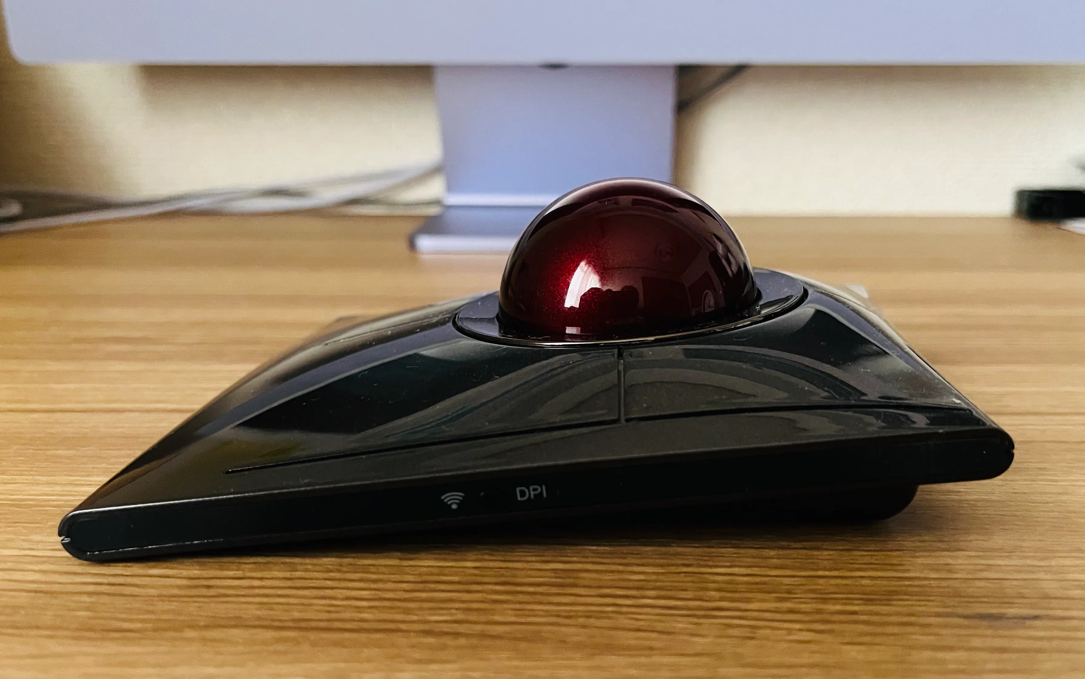 Kensington Slimblade Pro（ボールが真上にあるTrackballです！）を