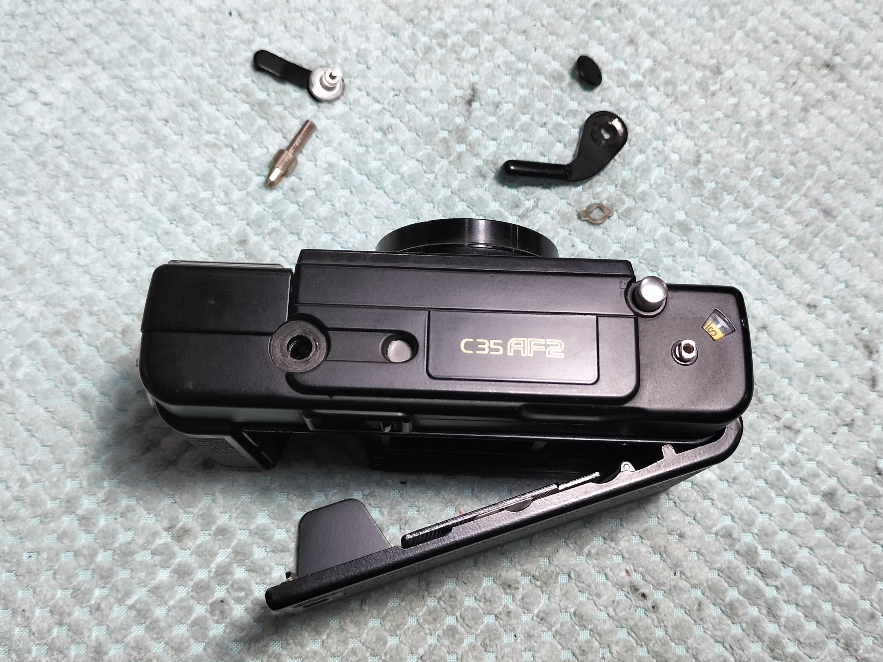 Konica C35 AF2の分解｜フィルムカメラ修理のアクアカメラ