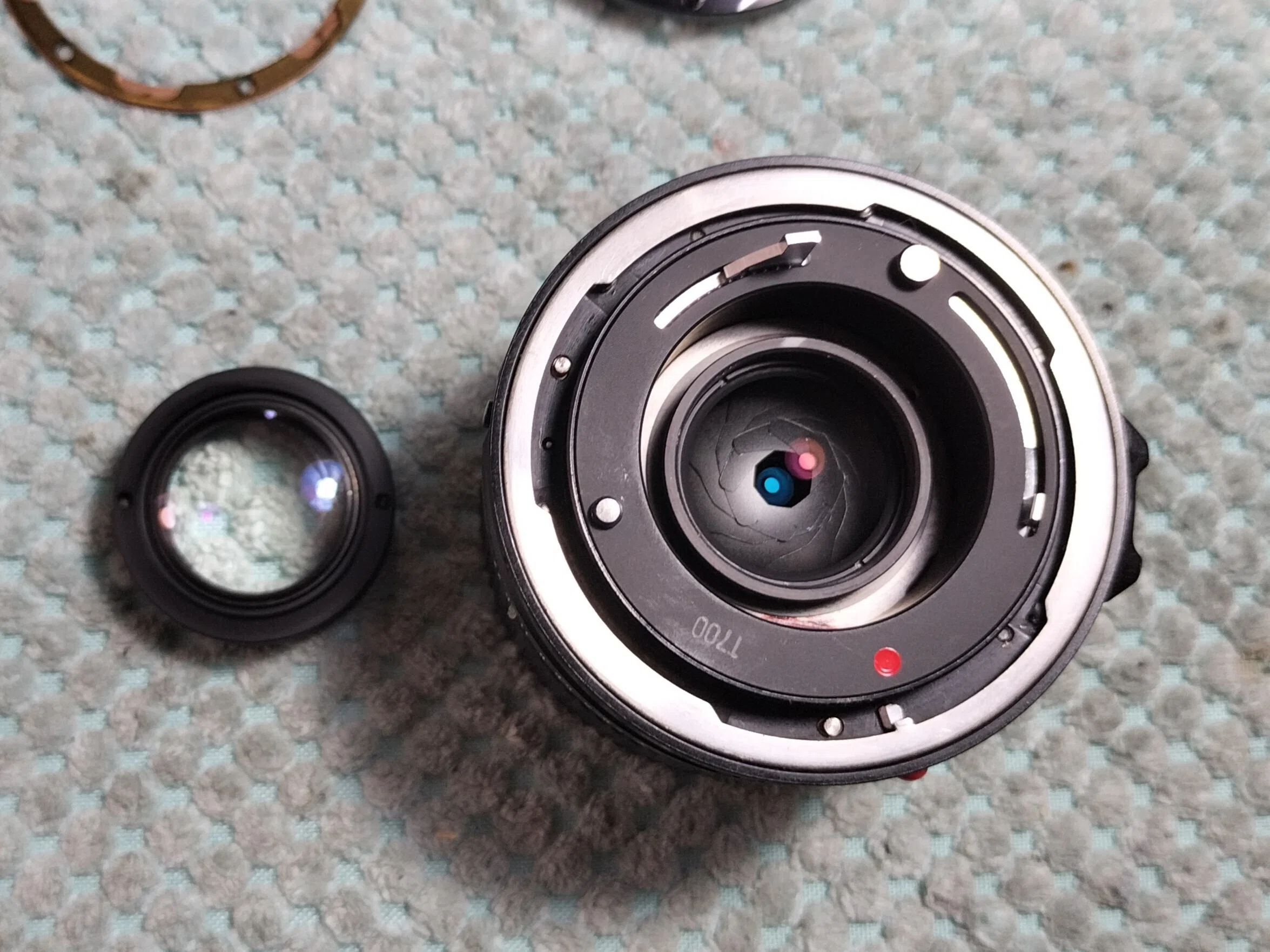 Canon New FD 28mm F/2の分解とコロ修復｜フィルムカメラ修理のアクア