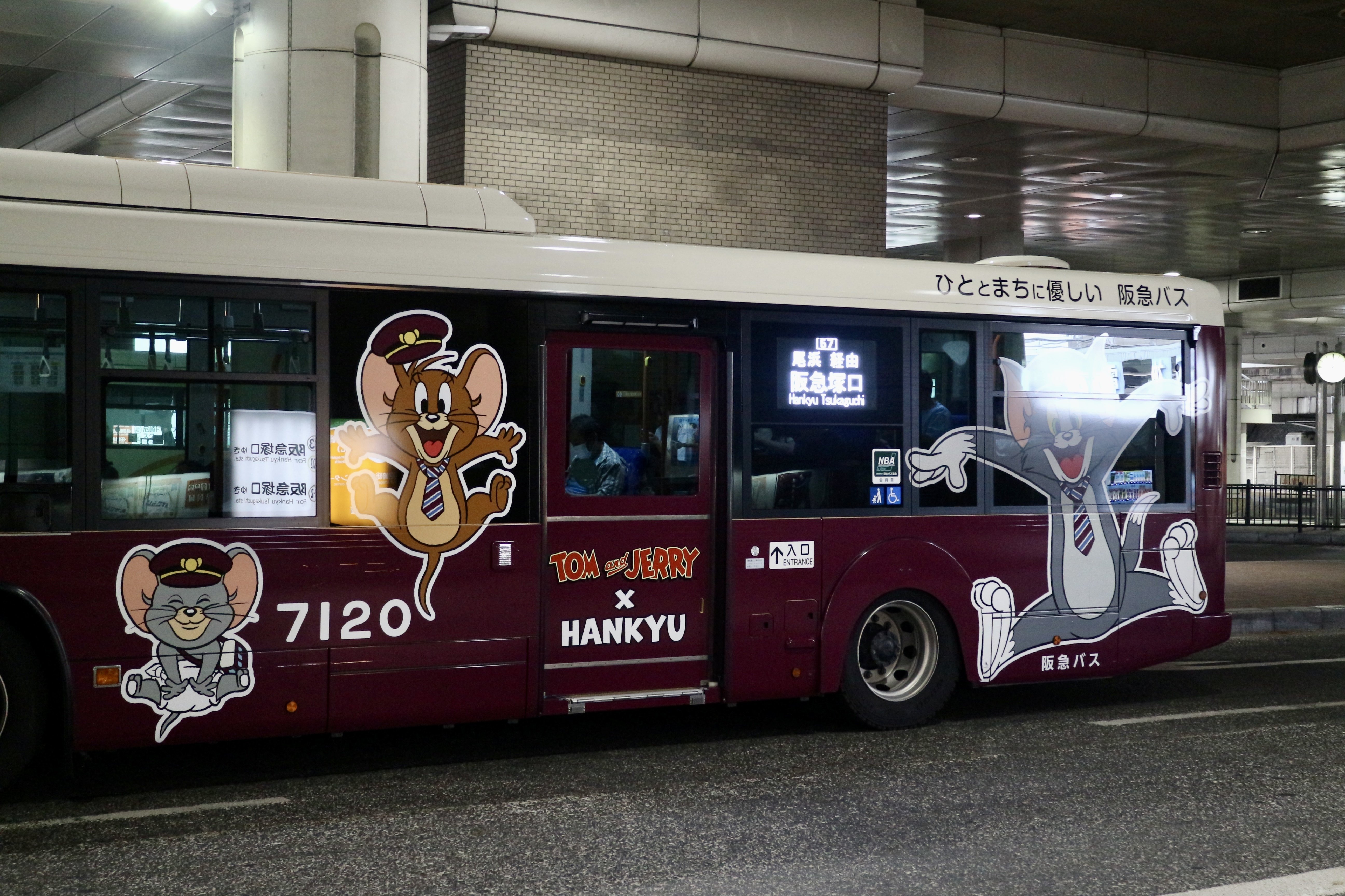 トムジェリ　阪急　コラボラッピングバス1/80ディスプレイモデル 7120号車 TOM and JERRY×HANKYU】 「トムとジェリー」の装飾バスを運行