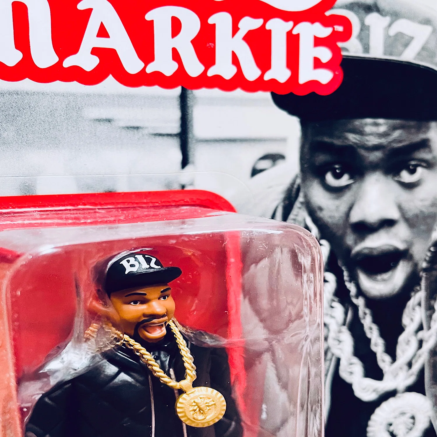 ビズ・マーキーのフィギュアを眺めながらレコードを聴く｜五辺宏明