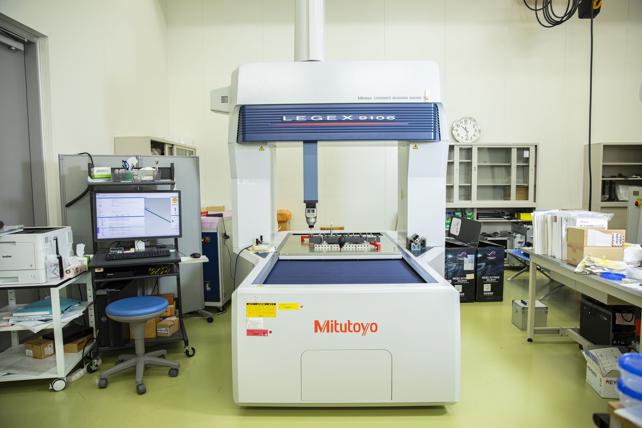 ちょん”と触れるだけで物の形が正確に測れる！ 三次元座標測定機 ～私