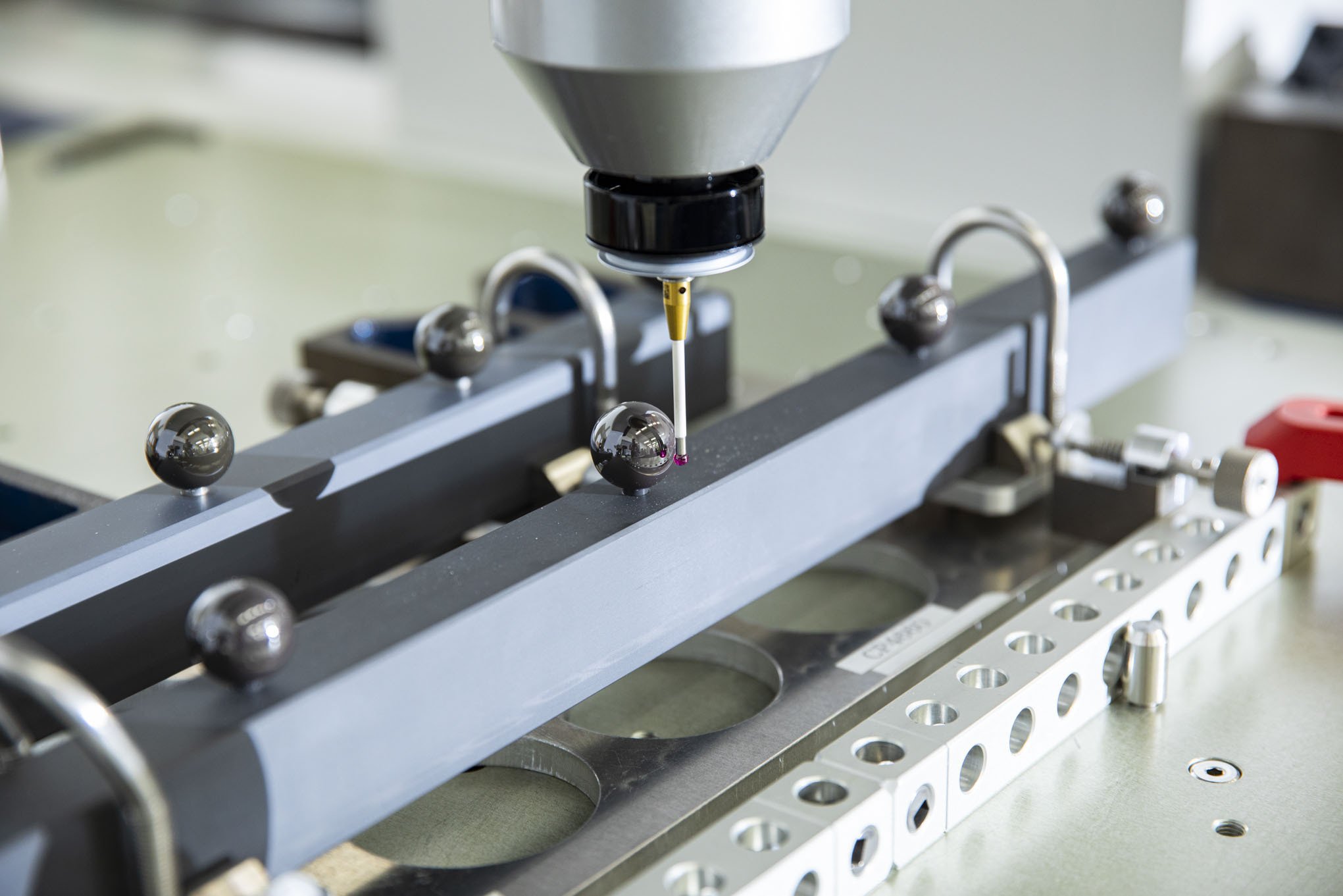 ちょん”と触れるだけで物の形が正確に測れる！ 三次元座標測定機 ～私