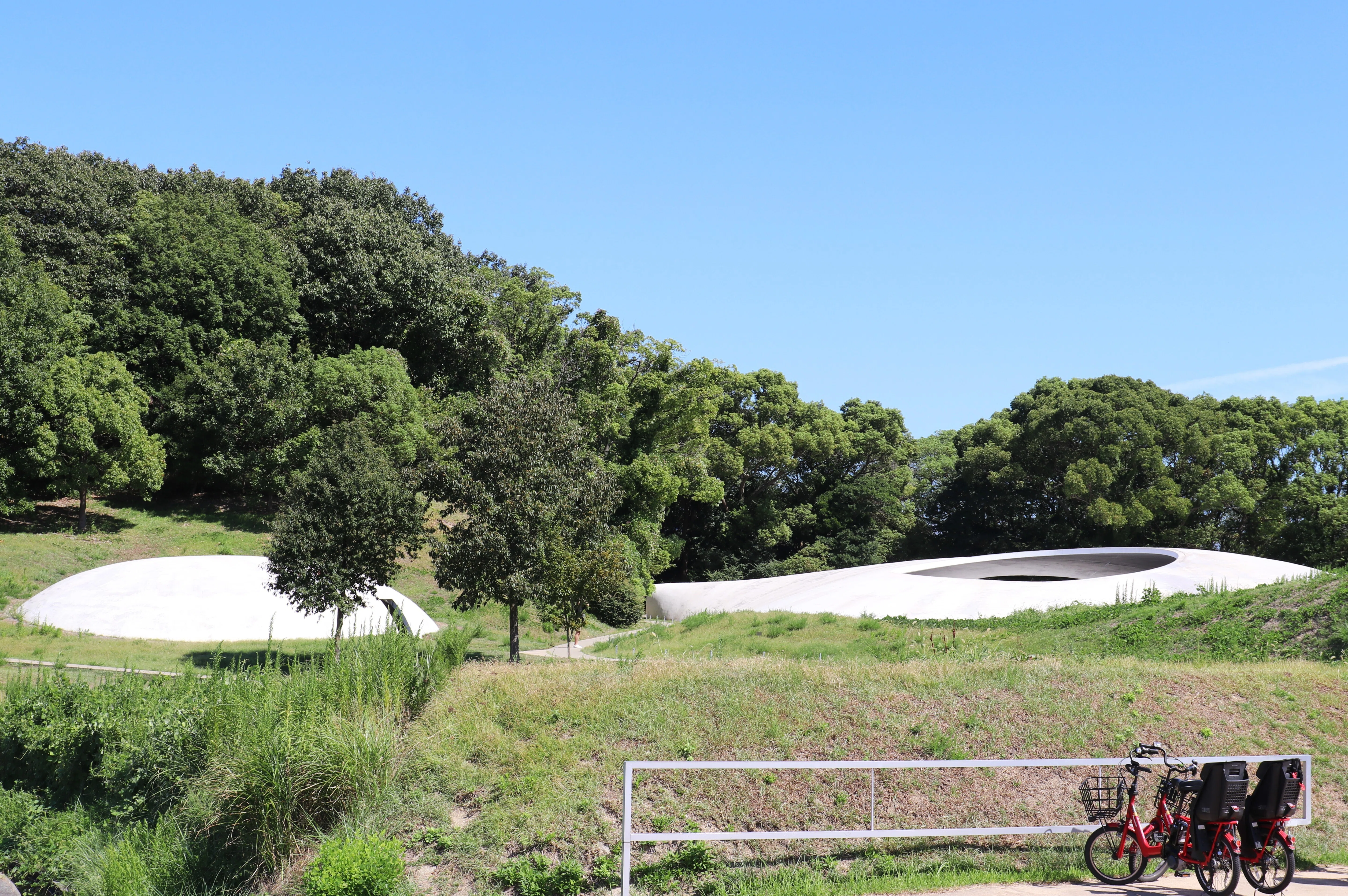 豊島美術館 -島と旅人を癒す,祈りの場｜Abbey -旅するように暮らす