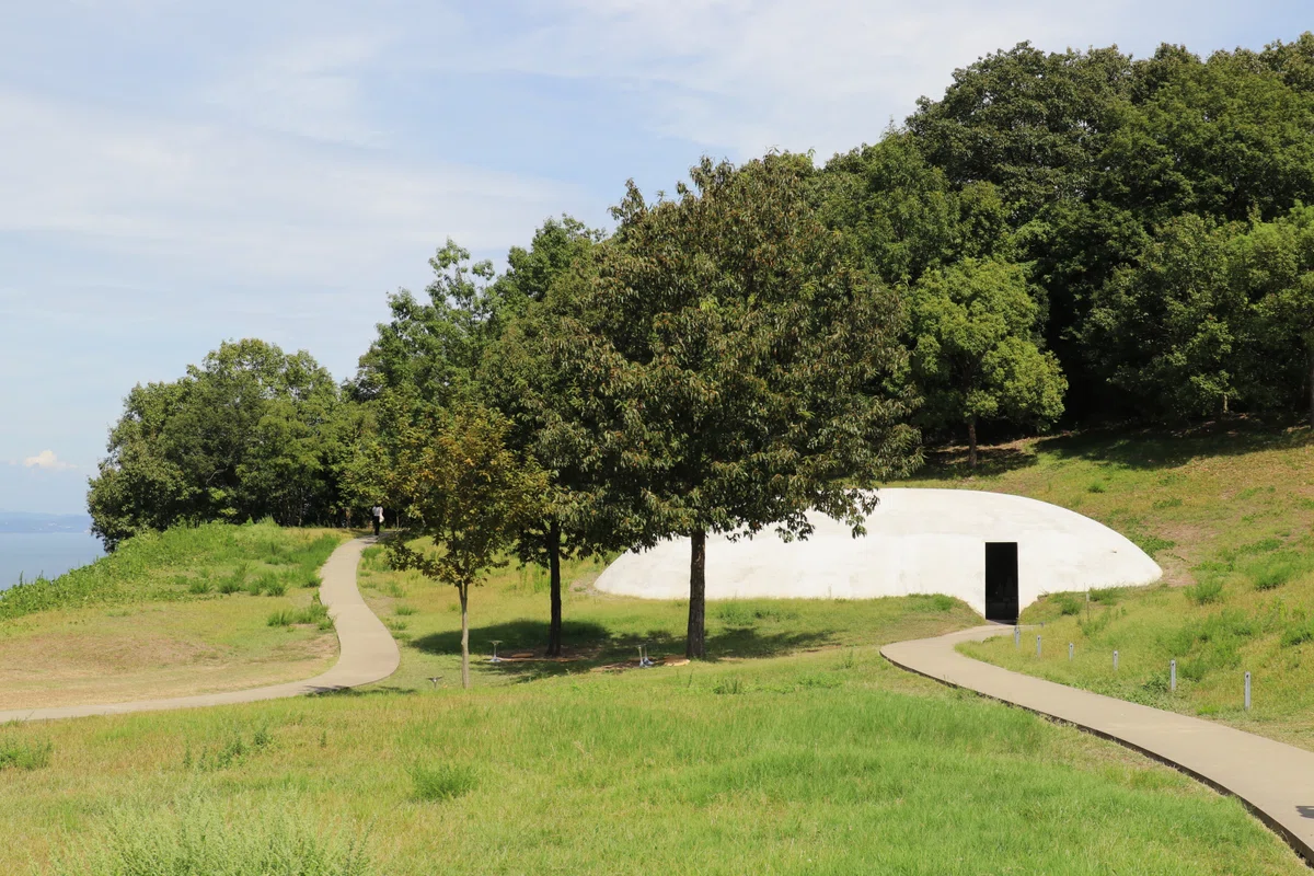 豊島美術館 -島と旅人を癒す,祈りの場|Abbey -旅するように暮らす、暮らすように旅する