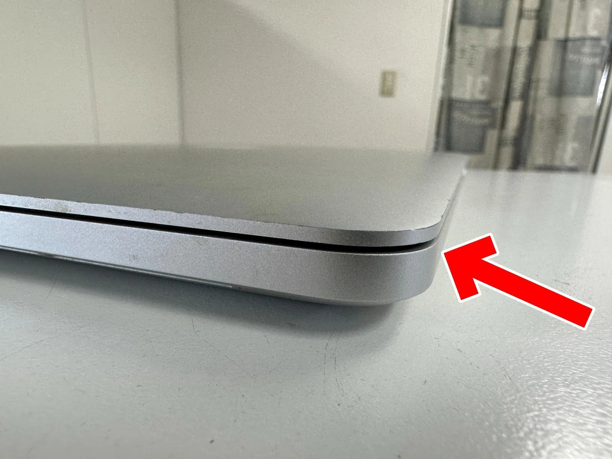 MacBook Pro 15インチ 2015(A1398)のバッテリー交換で膨張により画面が