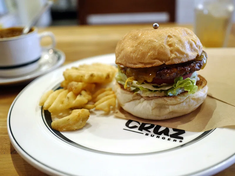クルーズのハンバーガーにチリビーンズ｜サカキシンイチロウ