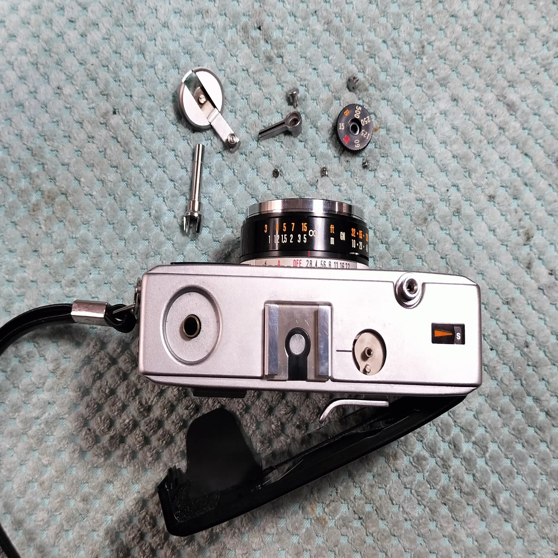 Olympus 35RCの分解｜フィルムカメラ修理のアクアカメラ