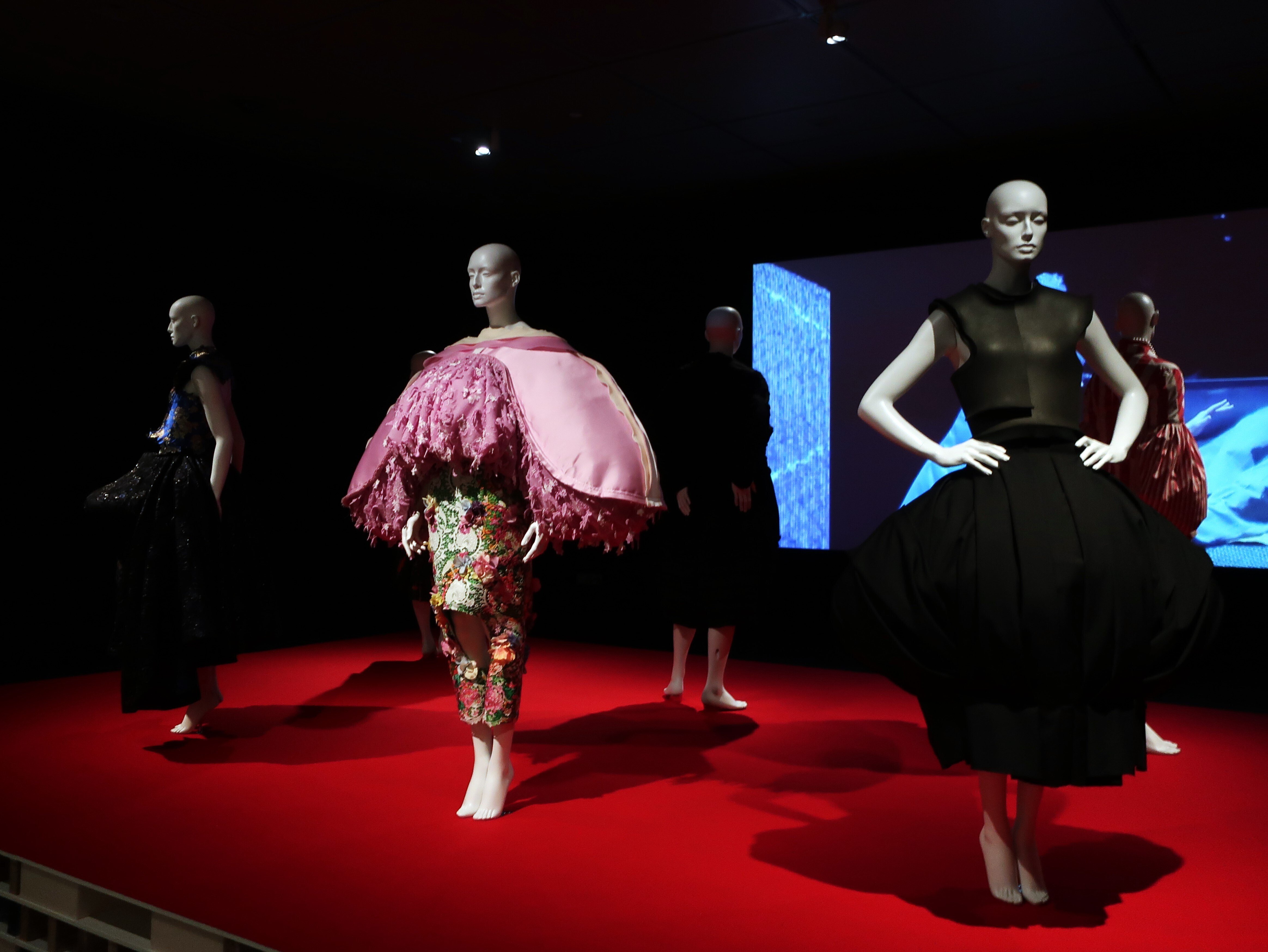 お仕事のご紹介】特別展「LOVEファッション ―私を着がえるとき」を取材