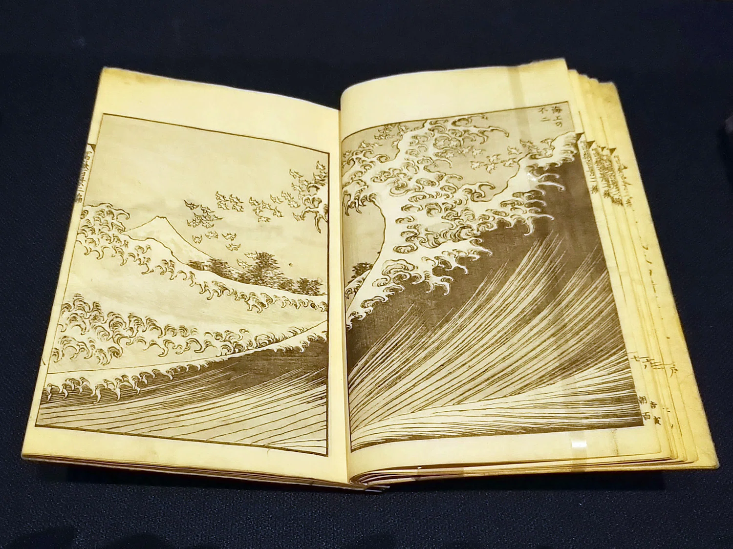 北斎が富士山を描いた3点《神奈川沖浪裏》《凱風快晴》《山下白雨》が