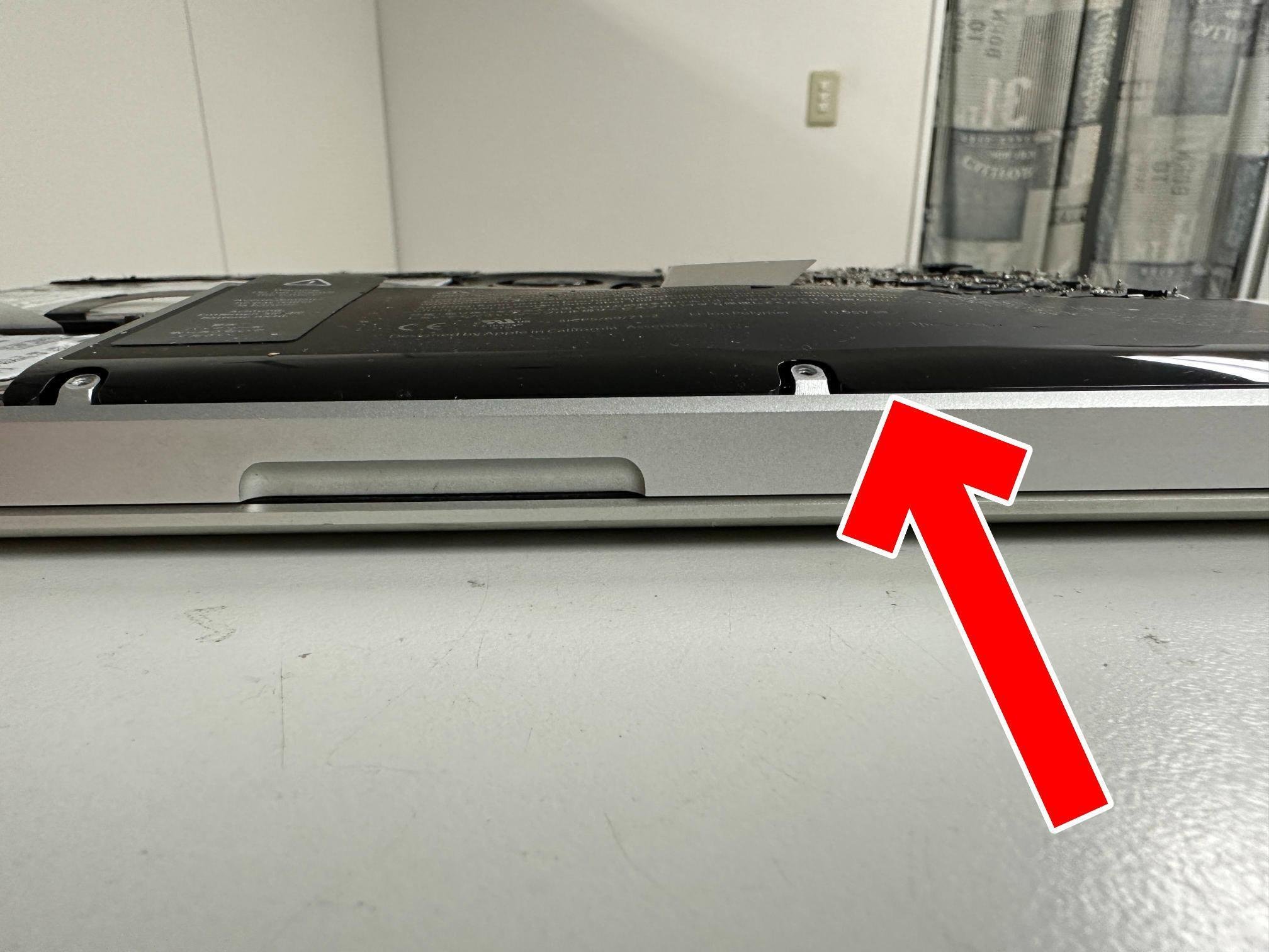 MacBook Pro A1278のバッテリー交換で膨張による変形が元通り MacBook Pro A1278のバッテリー交換で膨張による変形が元通り