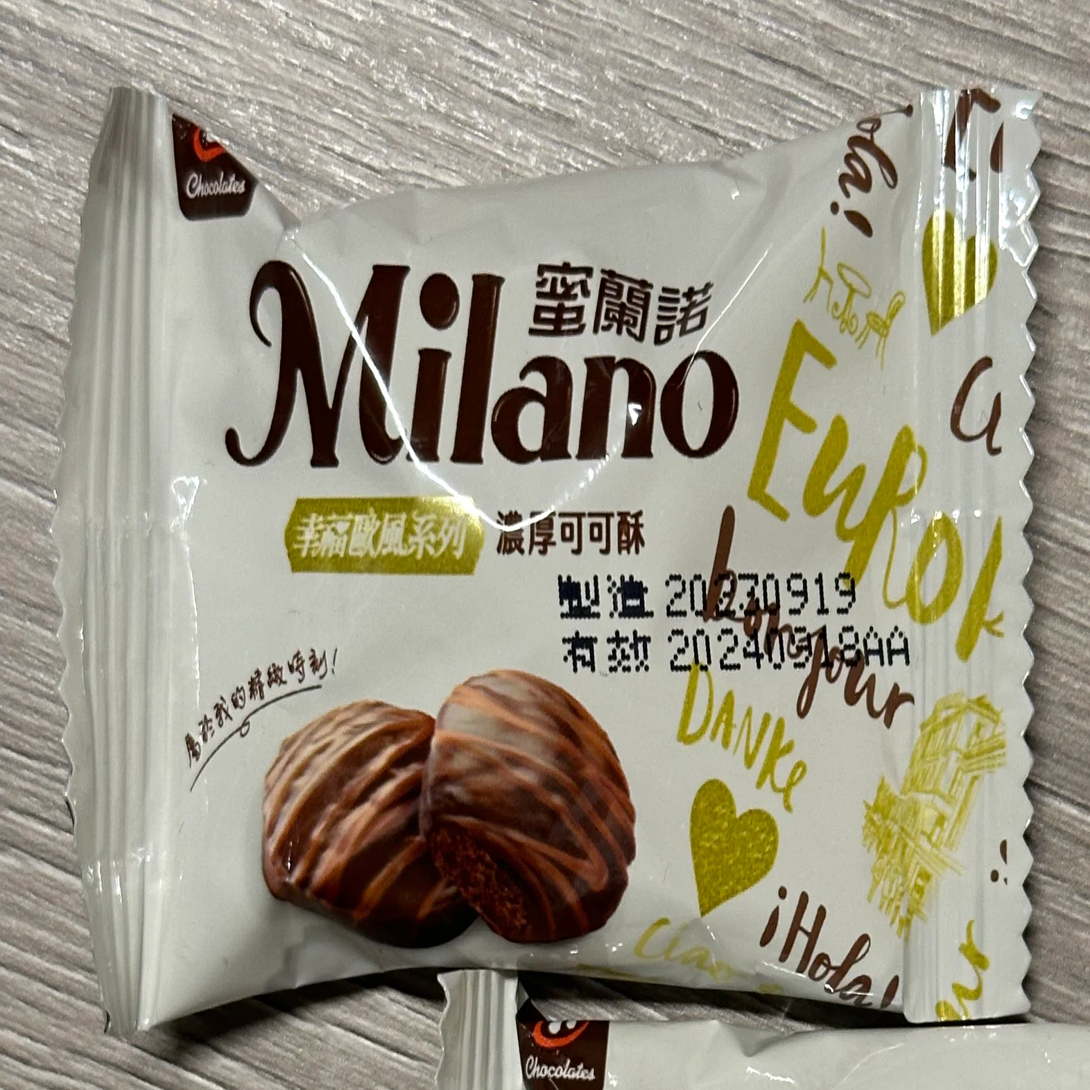 海外ニキにもらったお土産を食レポしてみた｜valshia