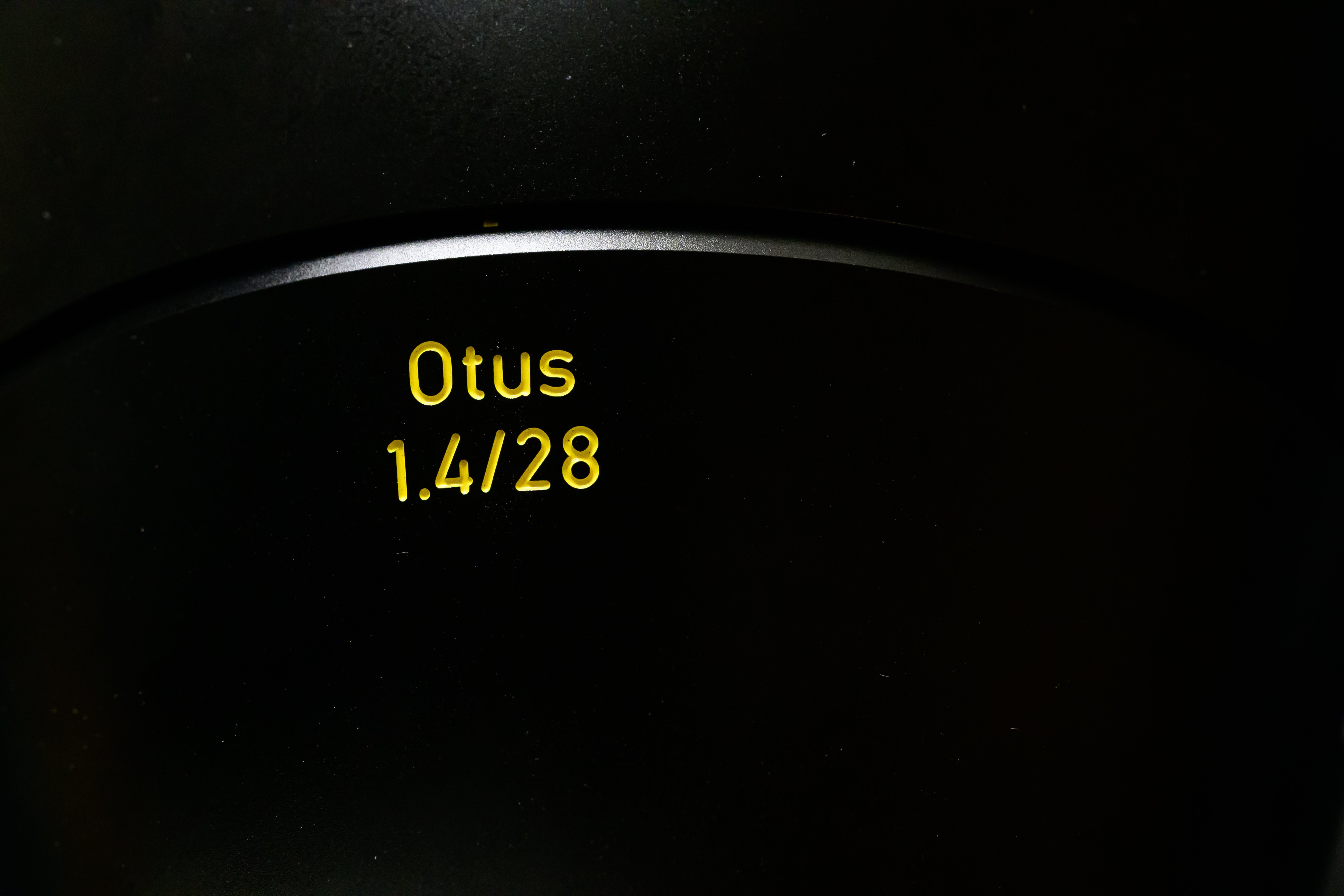 偏屈なレンズ選び② 〜「コスパ」の先の「究極」へ ZEISS Otus 1.4/28