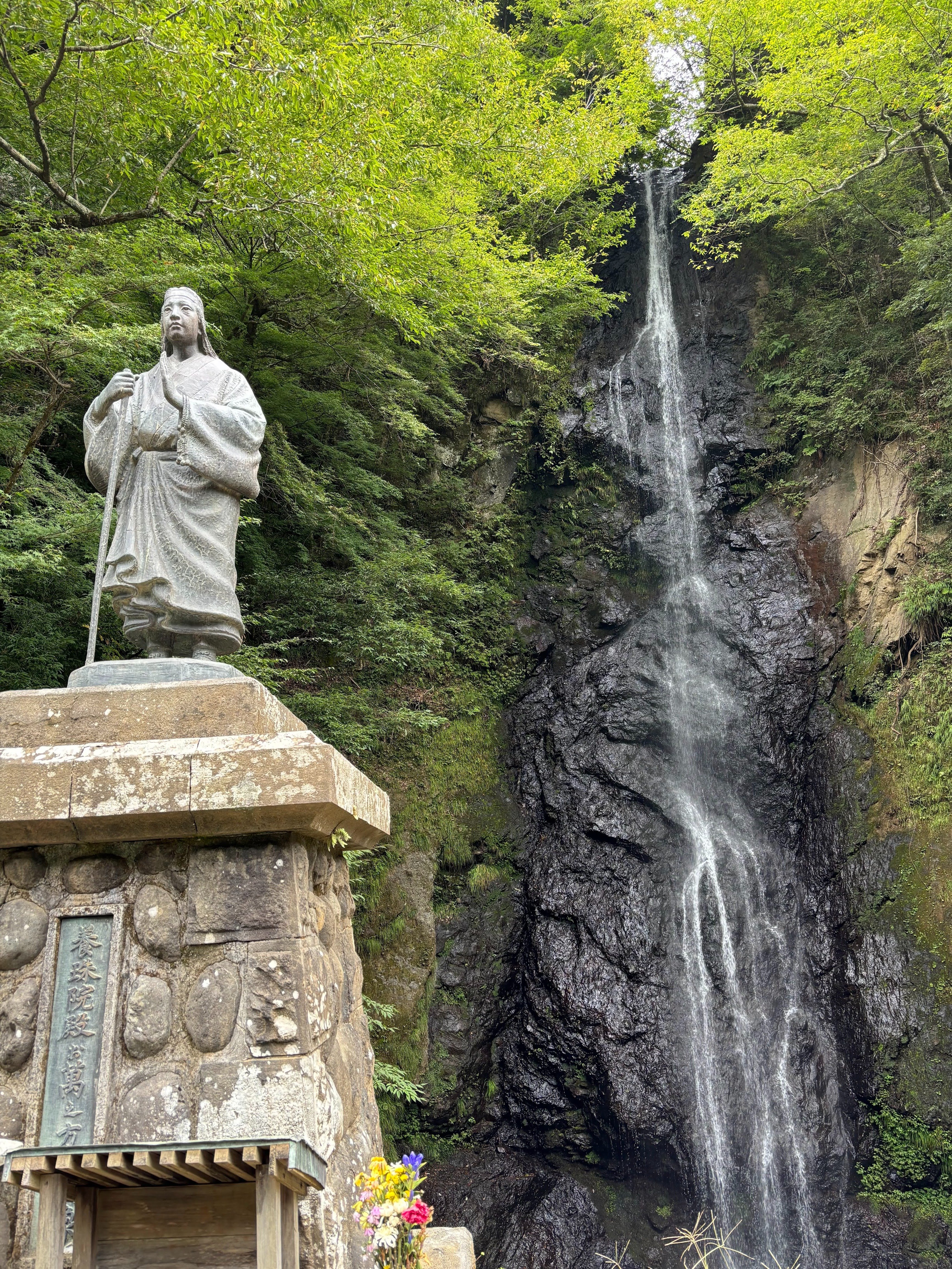 初めての滝行！心機一転を図る!!｜株式会社やどかり