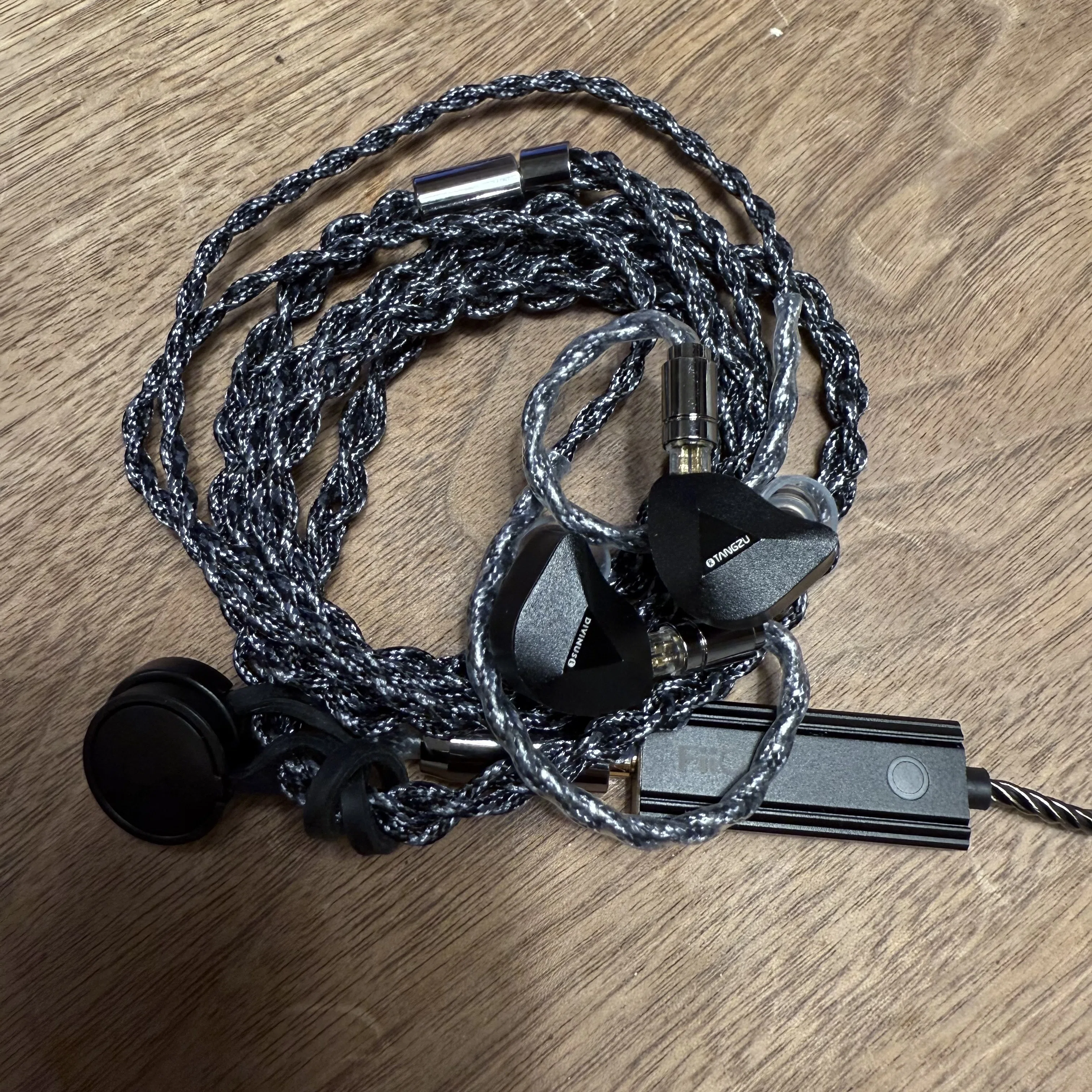 今でも好きです。初めて買った、中華イヤホン「TANGZU×DIVINUS FuDu