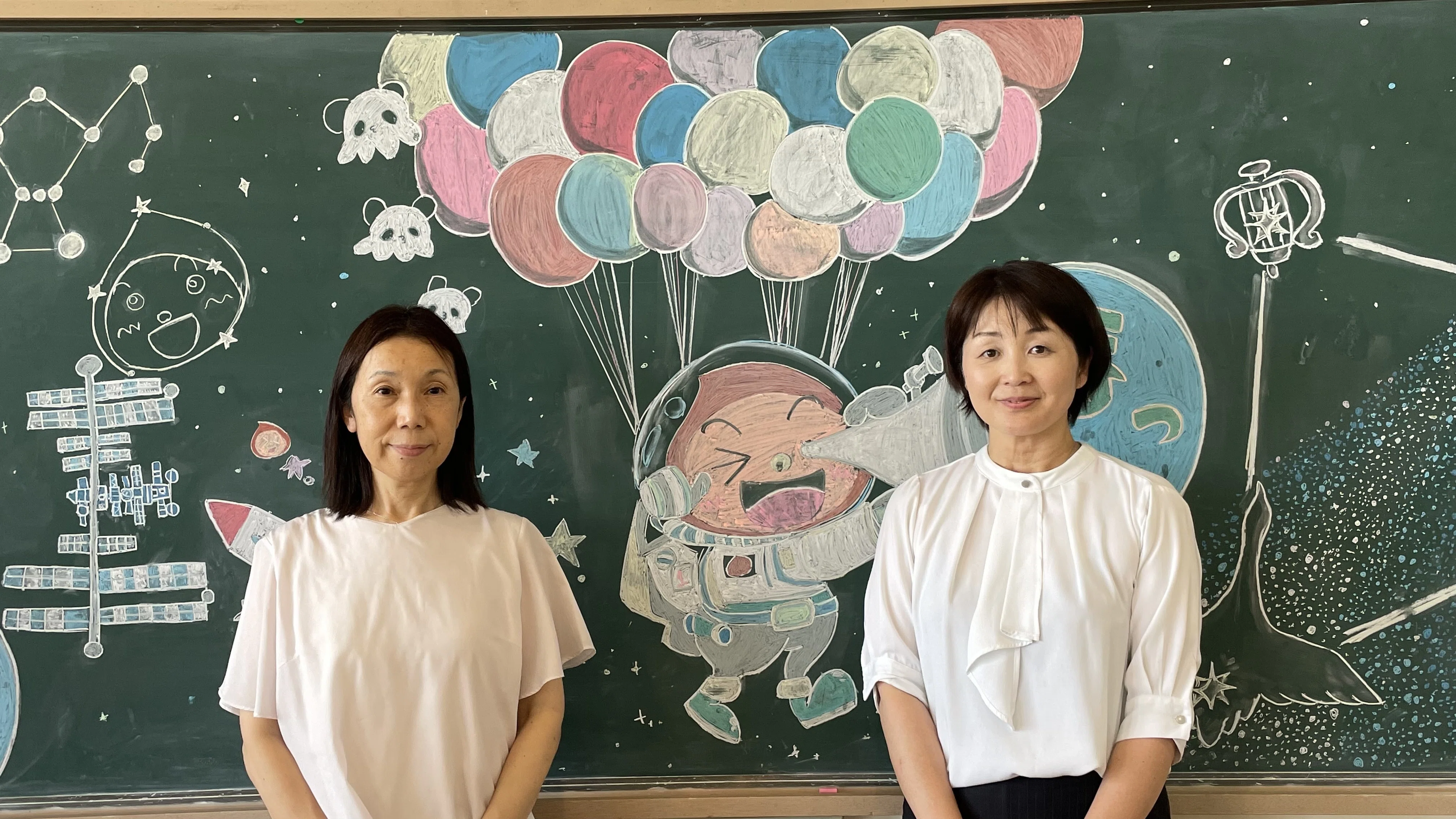 府中市立栗生小学校 校長：長岡徳恵様（左）、教頭：下村貴子様（右）