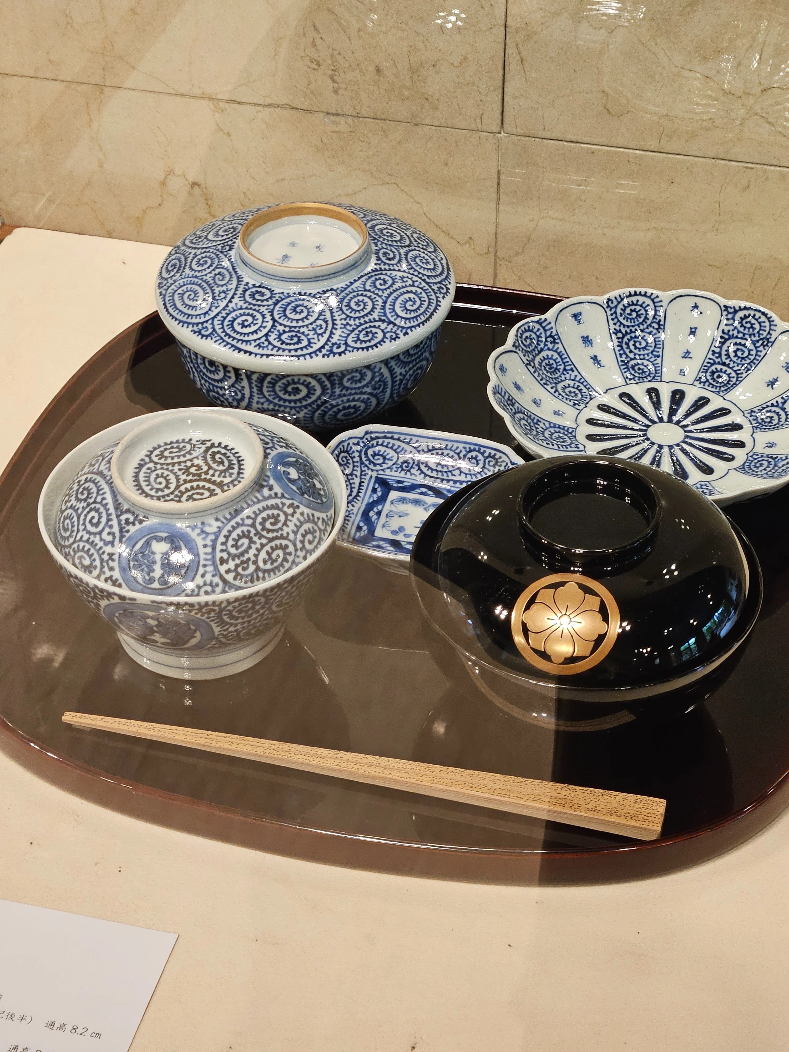 古伊万里の渦を巻く唐草文様、わたし同様にぐるぐると停滞。現在脱出の