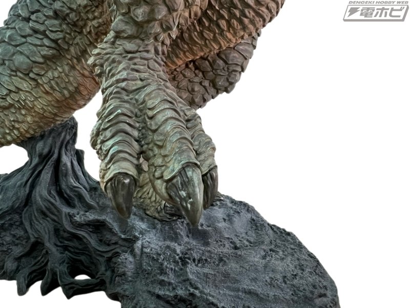 全長450ミリの超ビッグサイズ！気鋭の怪獣造形師“ねんど星人”が手掛け