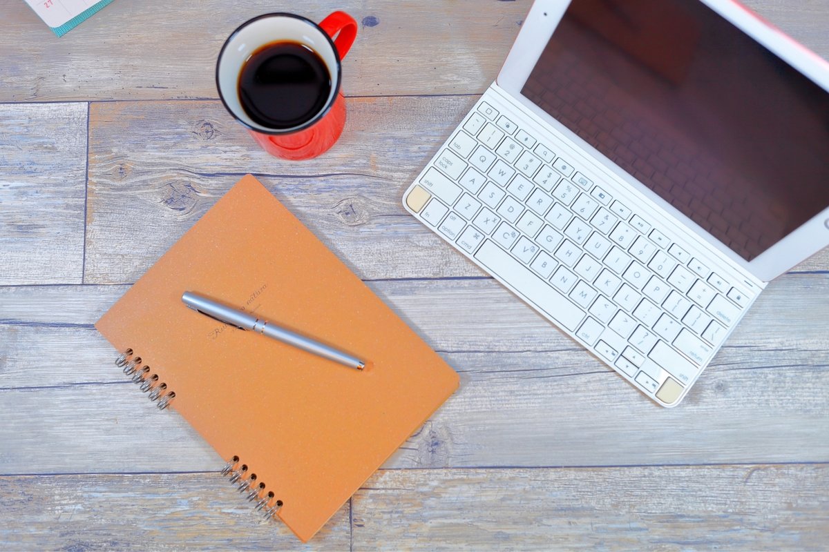 PCやノートを俯瞰的に見ている