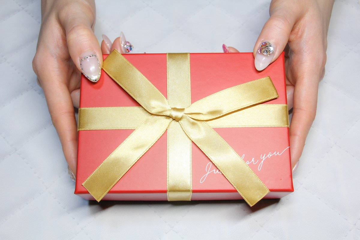 プレゼントを渡している女性