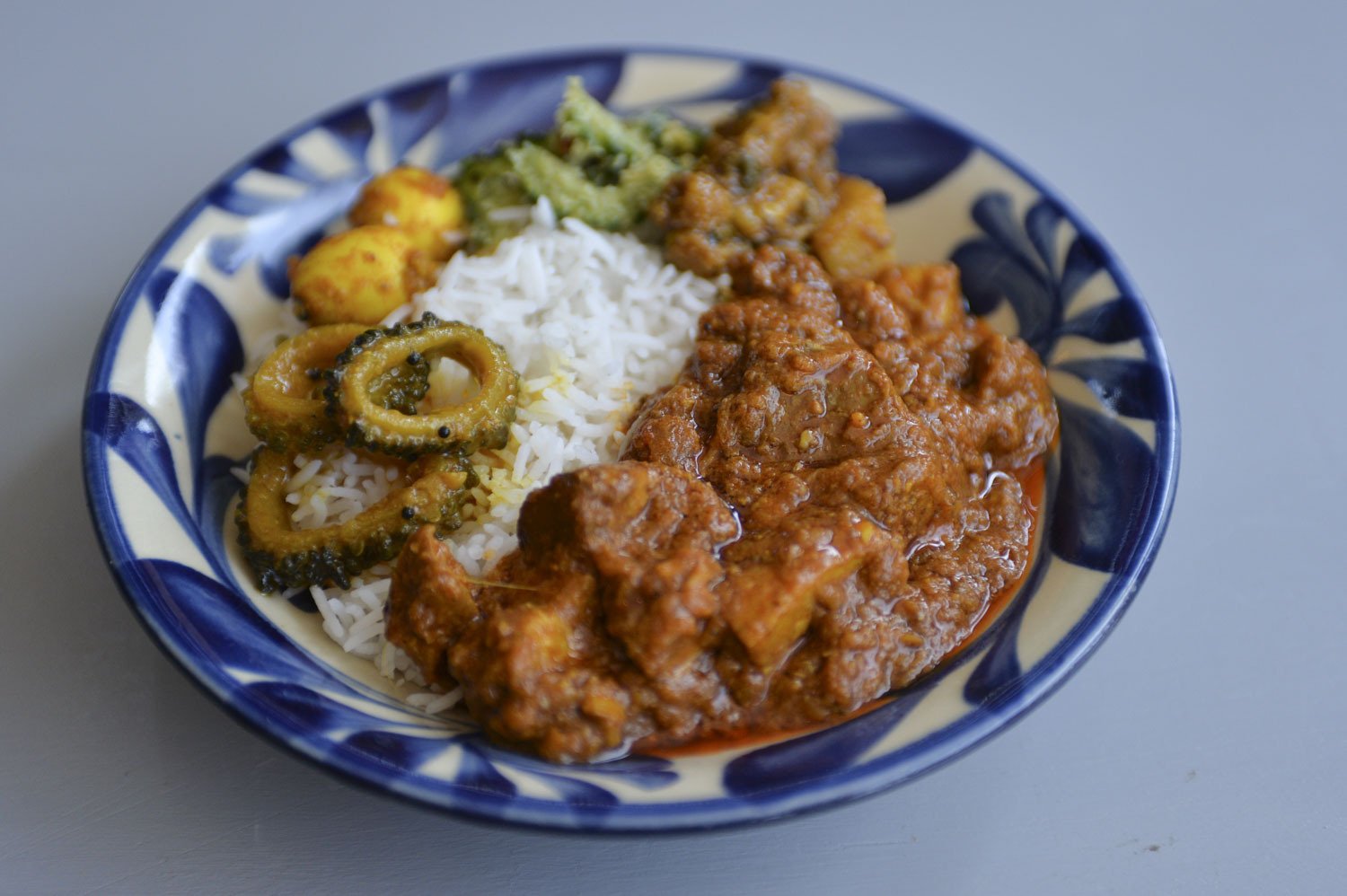 沖縄の風を感じて…やちむん「陶眞窯」さんのうつわがやってきます