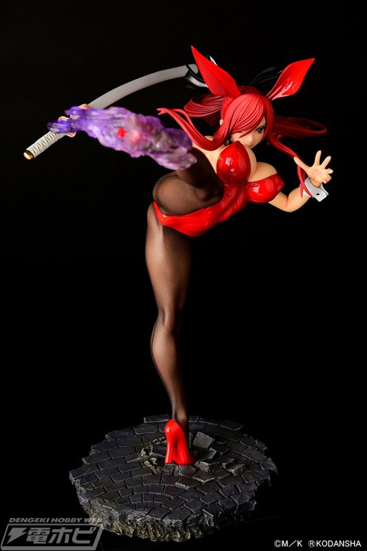 鍛え抜かれたプロポーションや脚を蹴り上げるポージングが刺激的