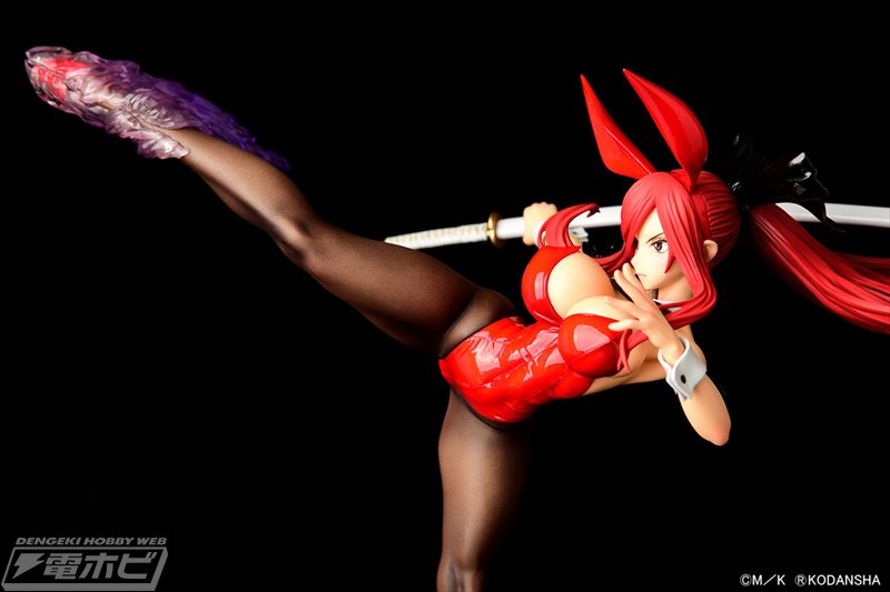 鍛え抜かれたプロポーションや脚を蹴り上げるポージングが刺激的