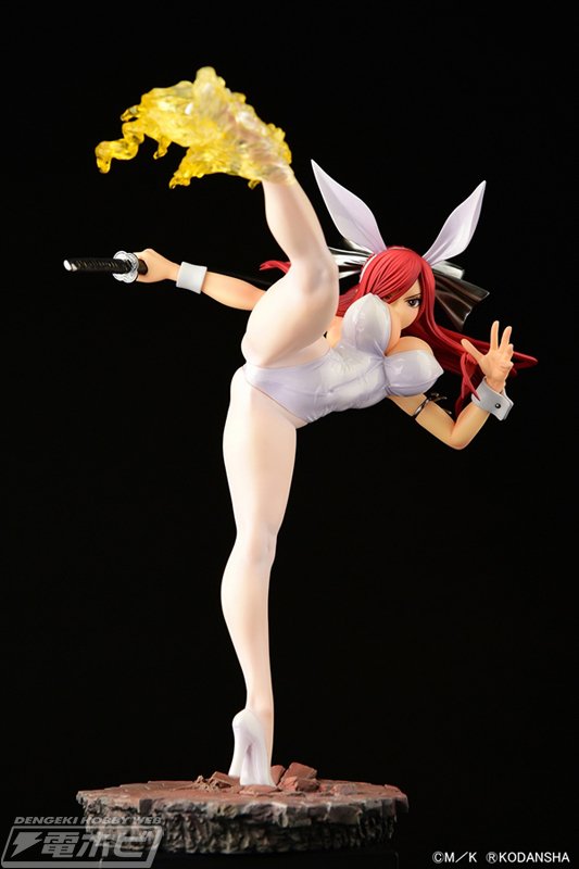 鍛え抜かれたプロポーションや脚を蹴り上げるポージングが刺激的