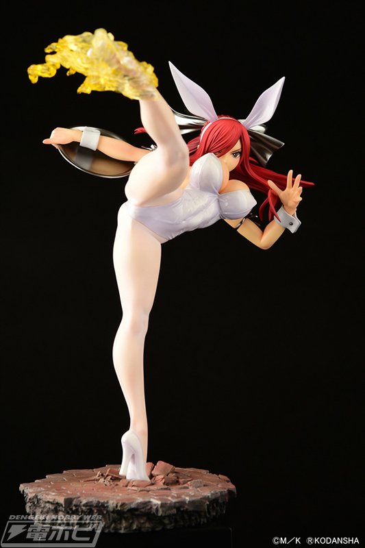 鍛え抜かれたプロポーションや脚を蹴り上げるポージングが刺激的