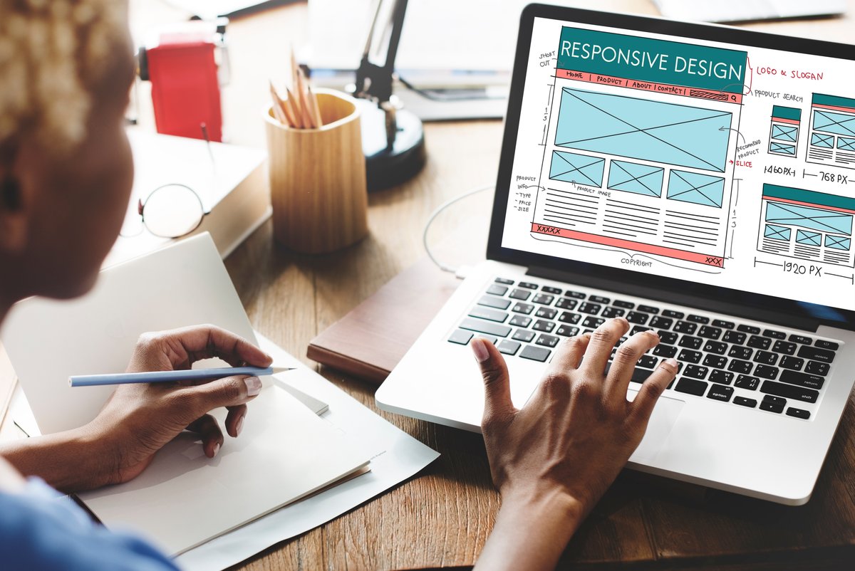 デザインを添削している様子